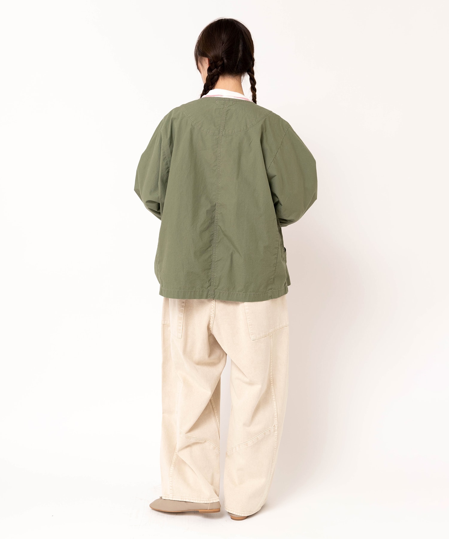 オリーブグリーン