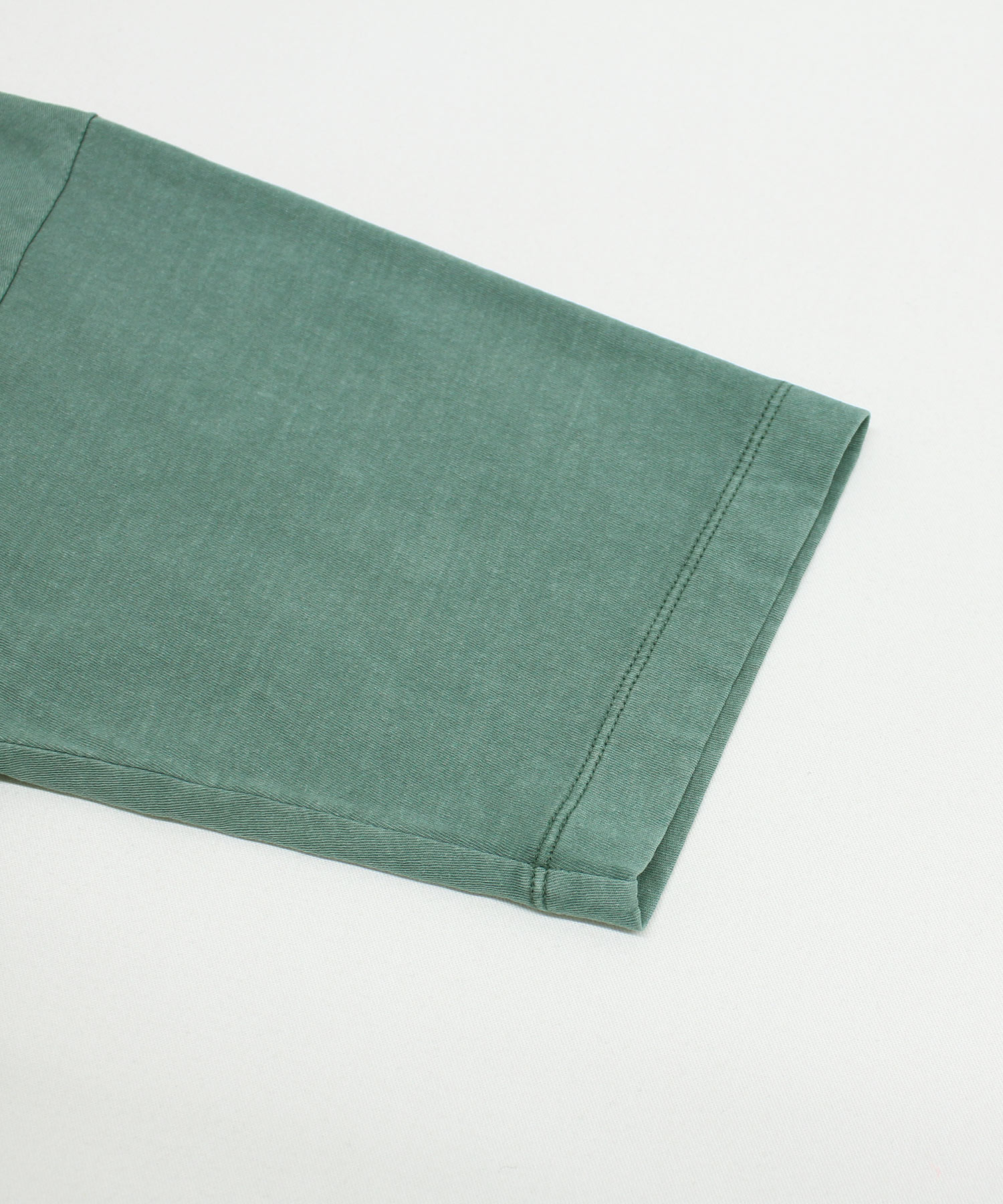 くすみグリーン