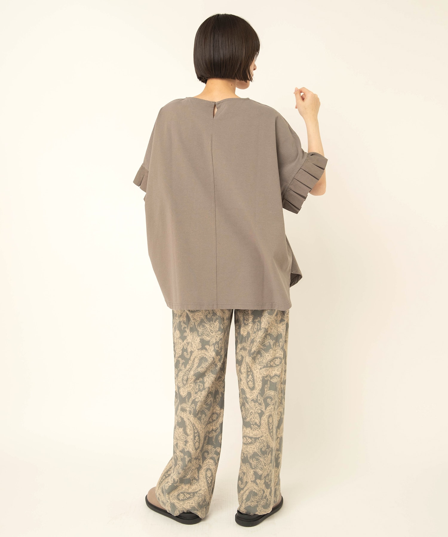 グレー