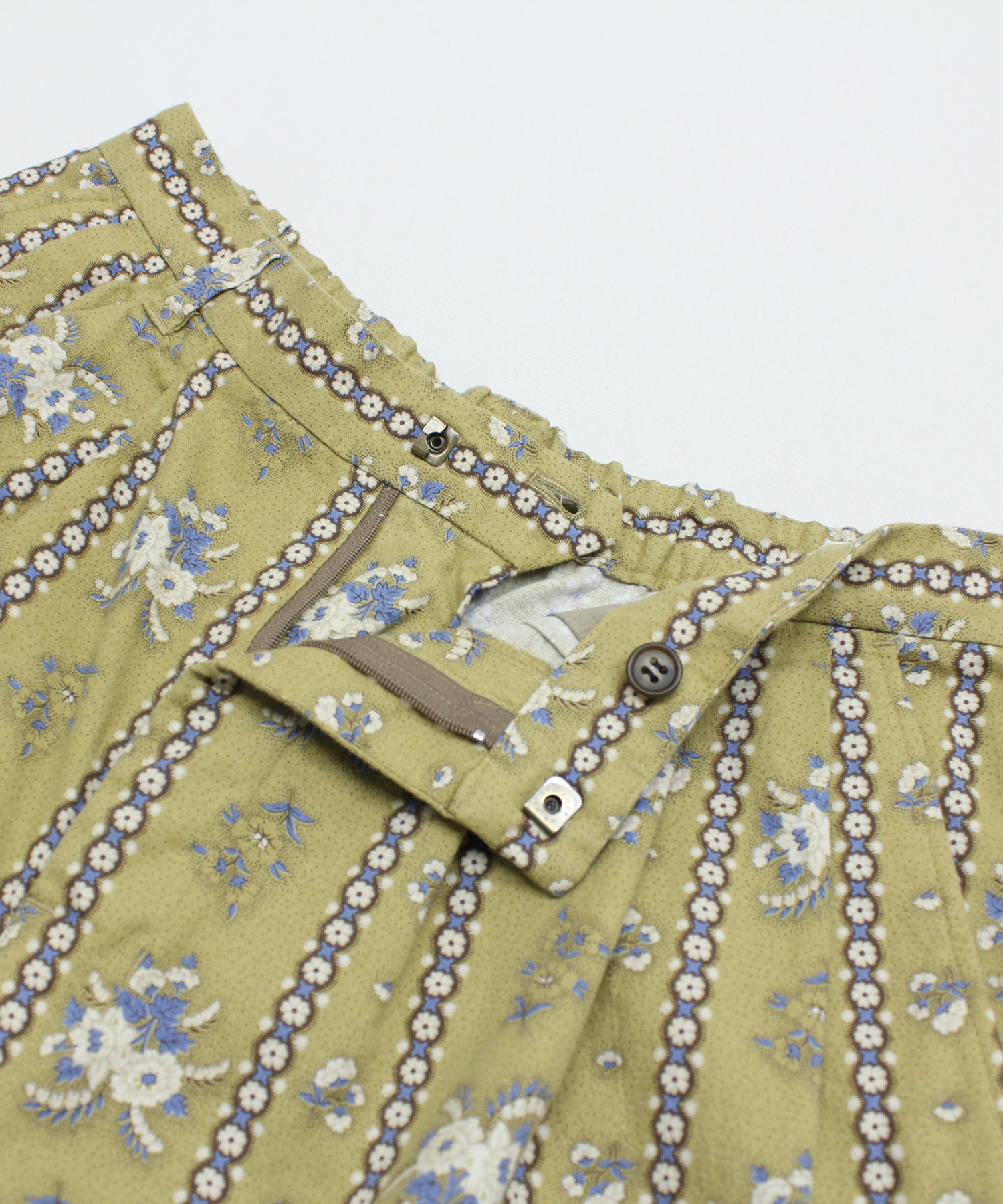 ベージュイエロー