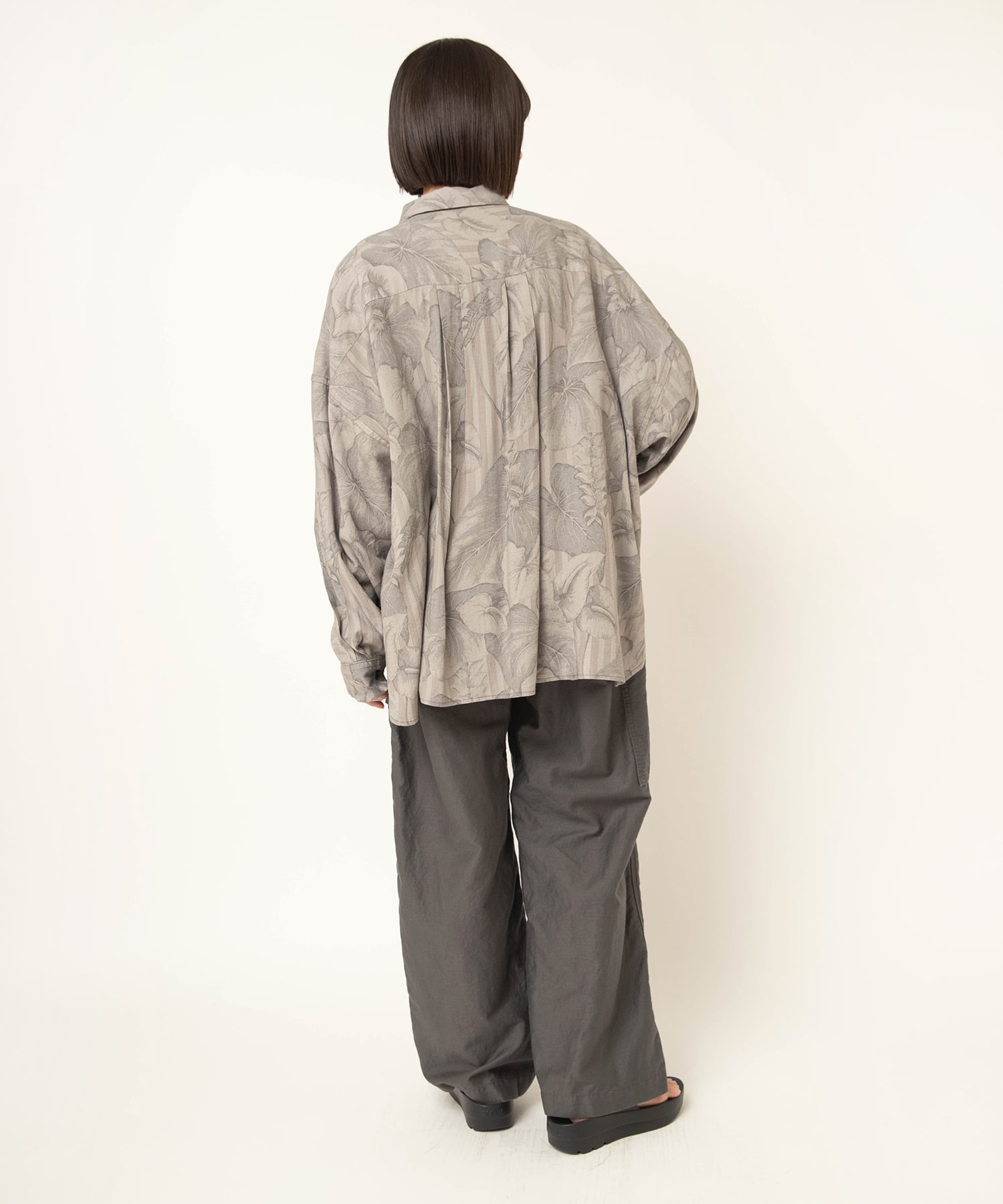 チャコールグレー