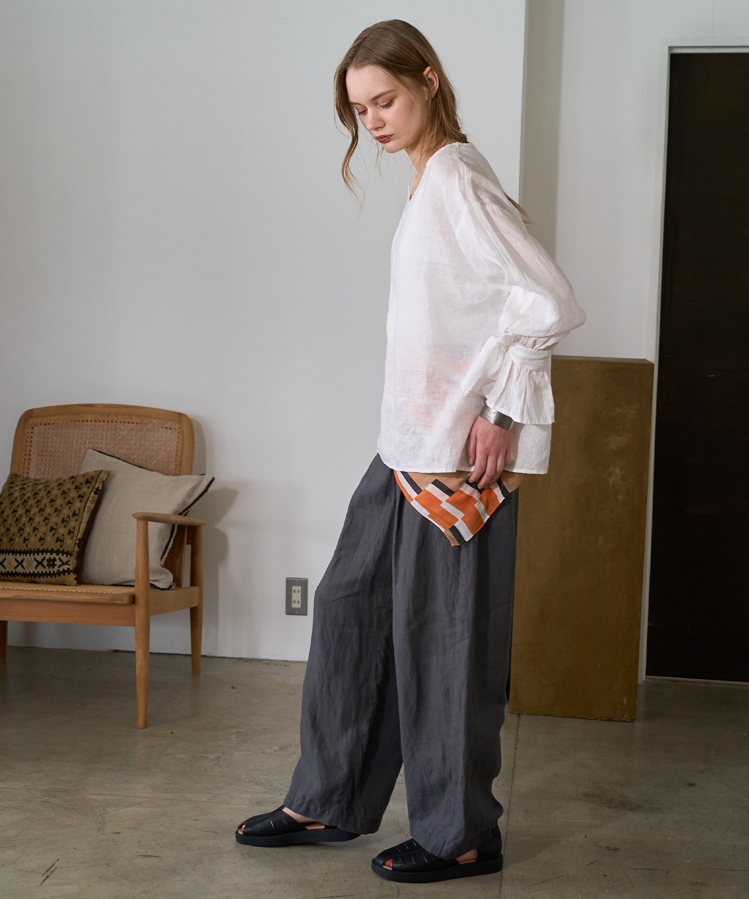 チャコールグレー