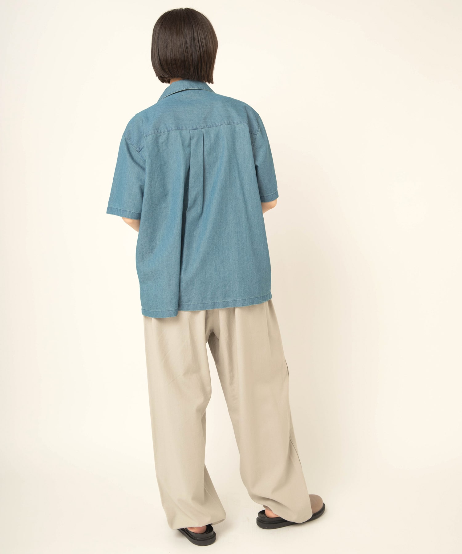 グレー