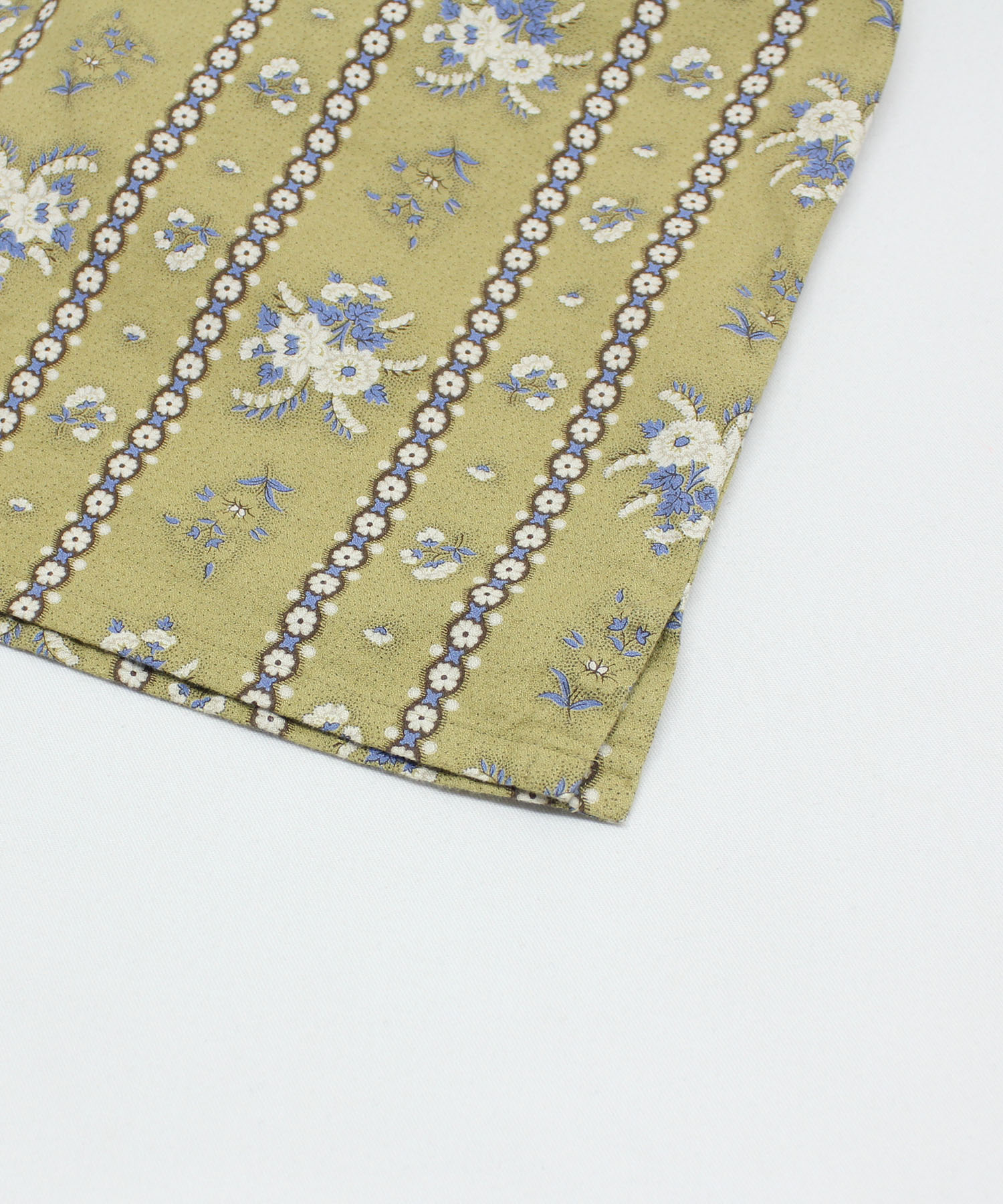 ベージュイエロー