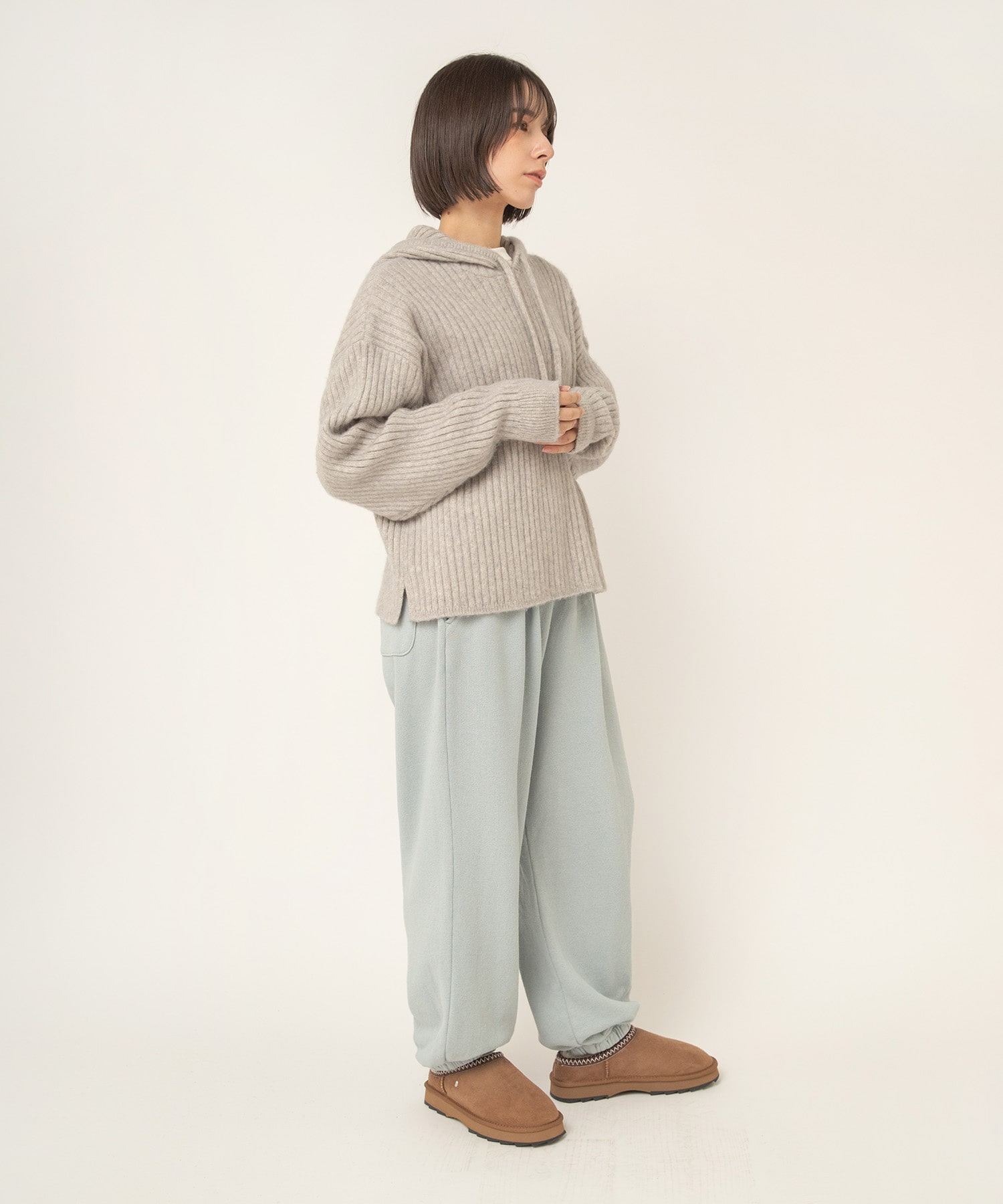 グレー