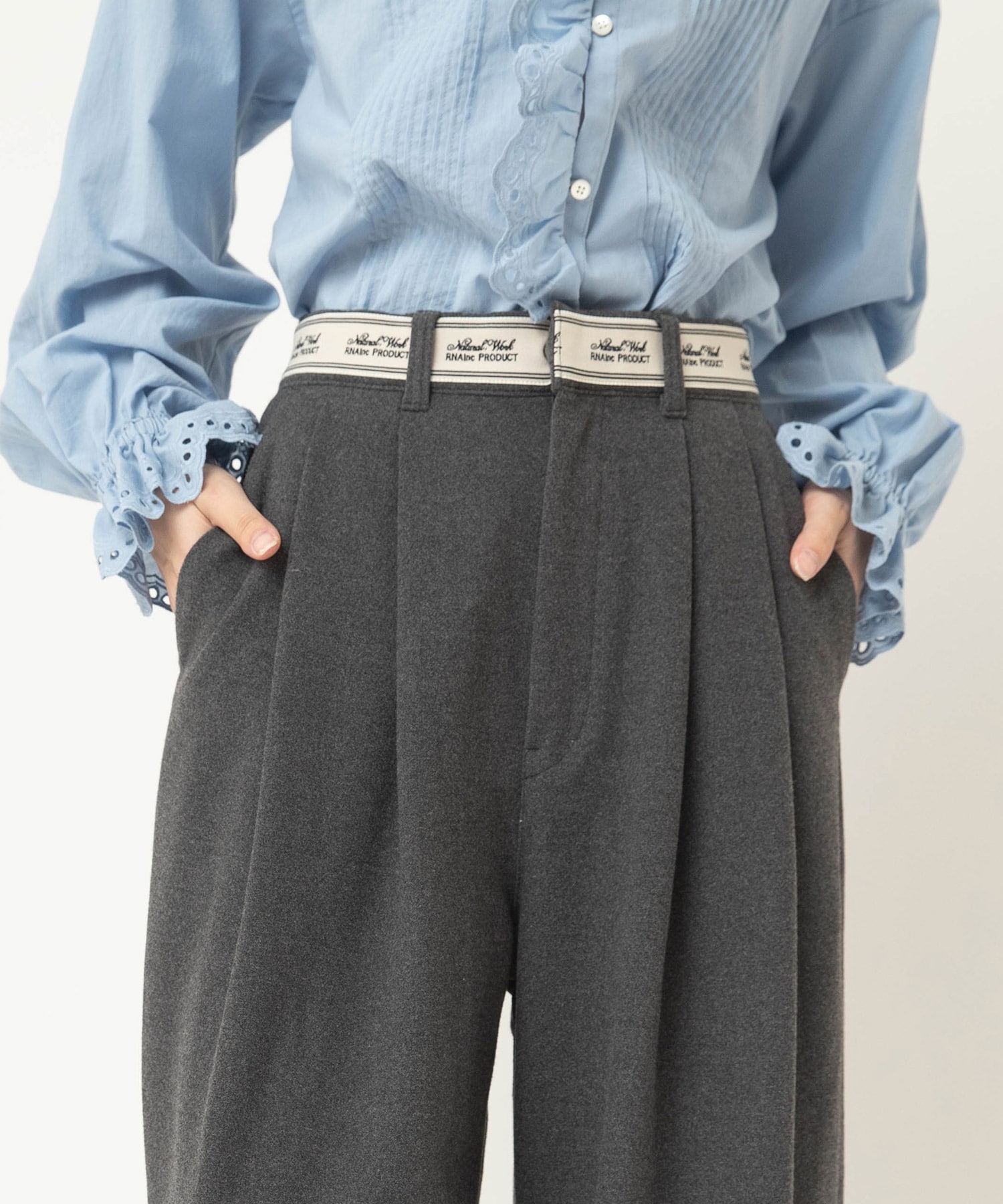 チャコールグレー