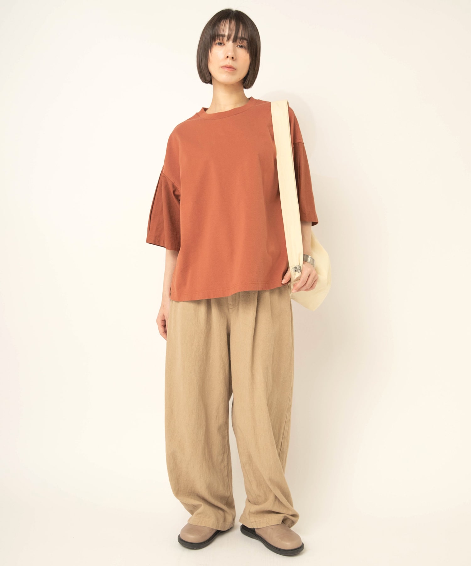 ベージュ