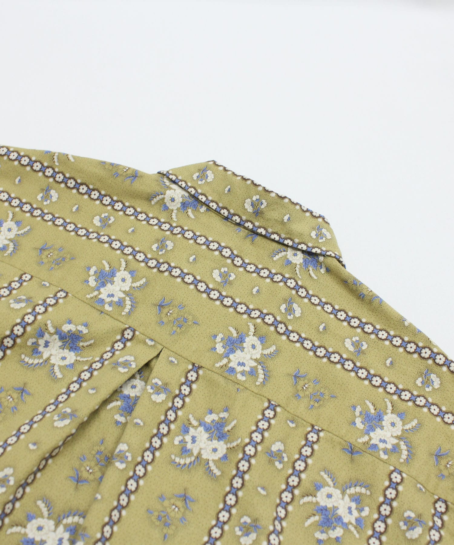 ベージュイエロー