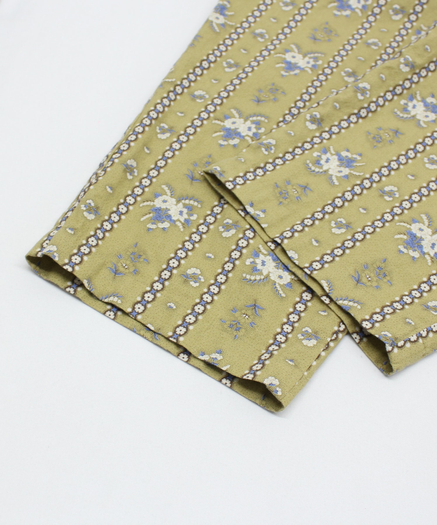 ベージュイエロー