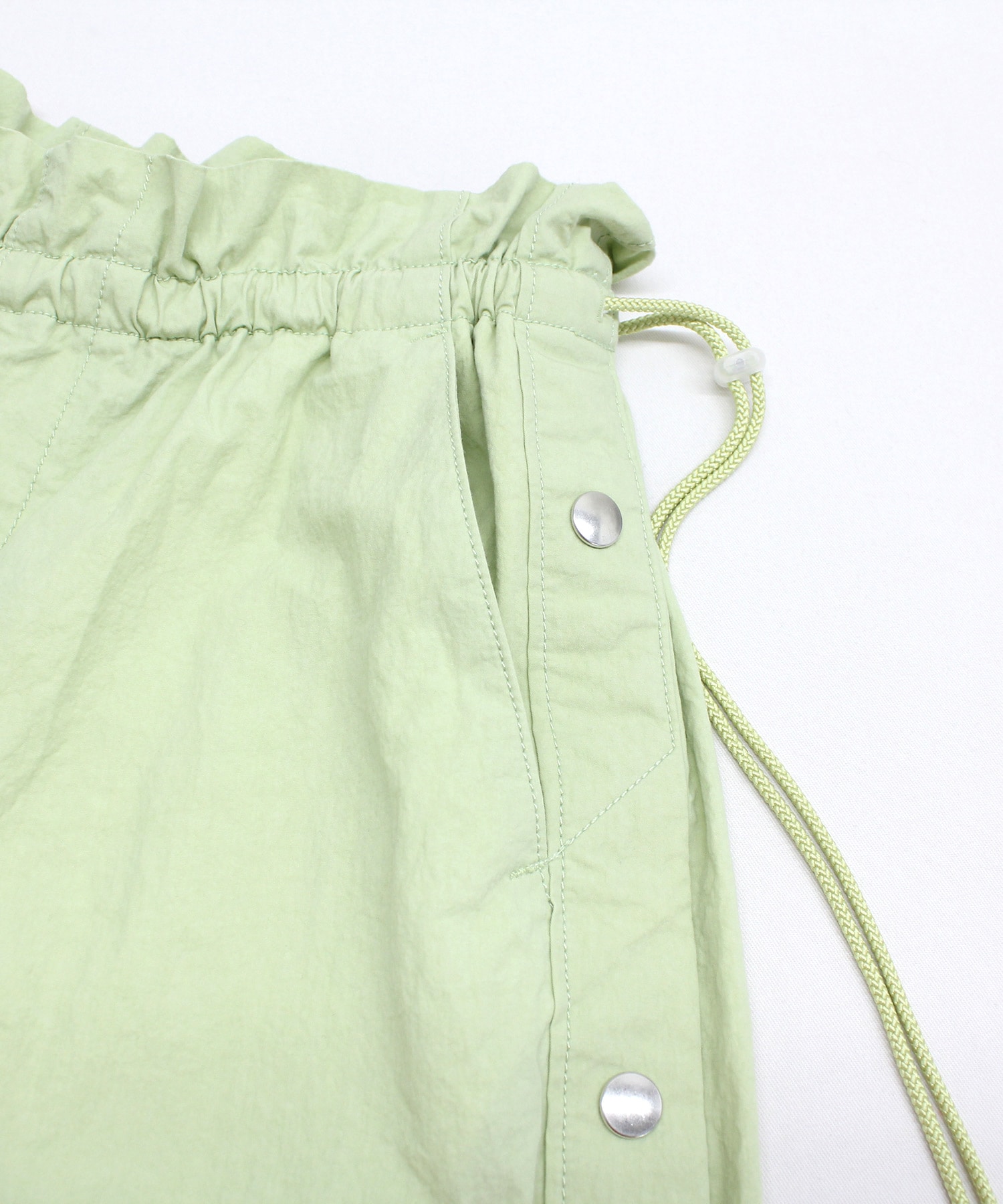 ライムグリーン