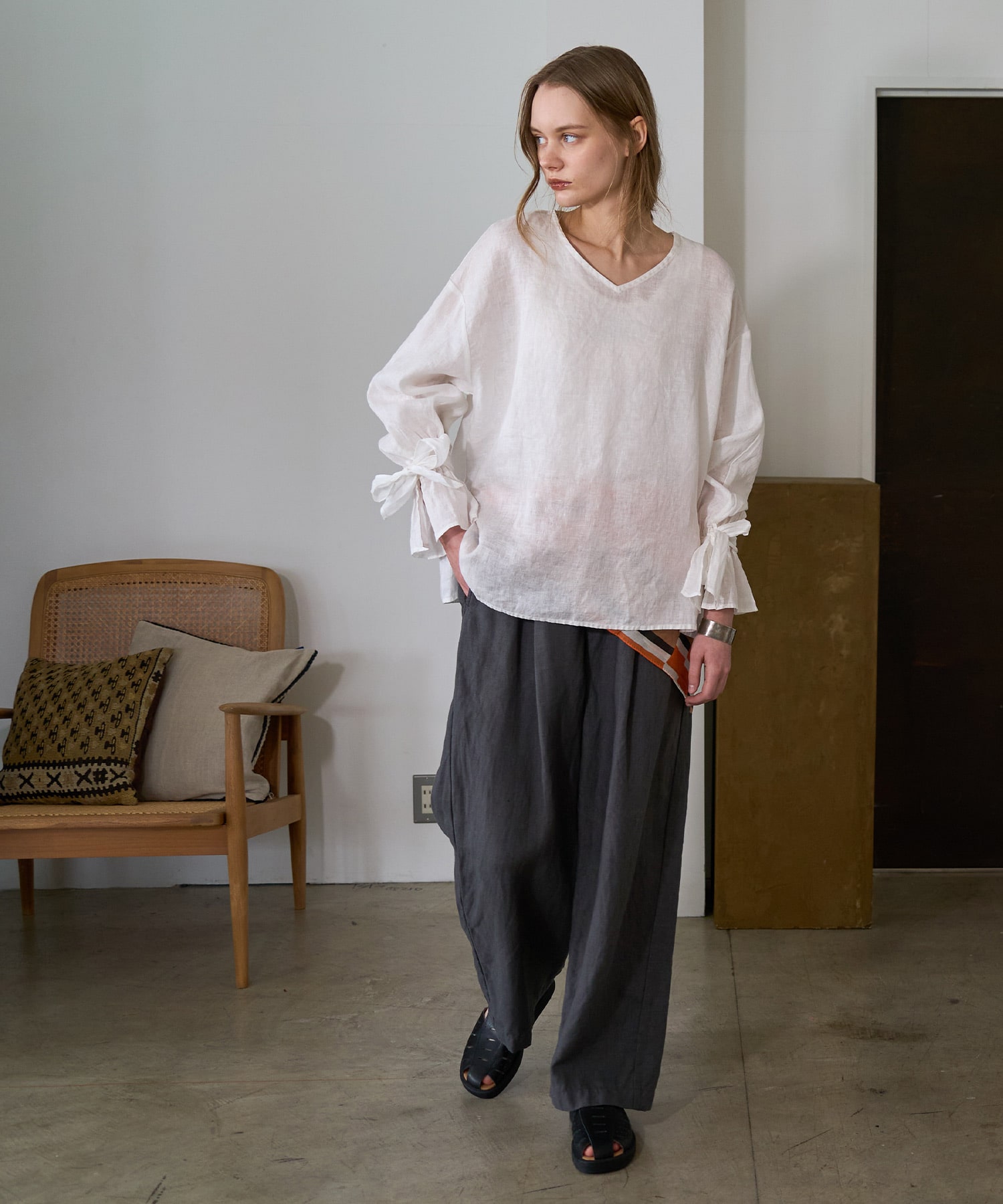 チャコールグレー