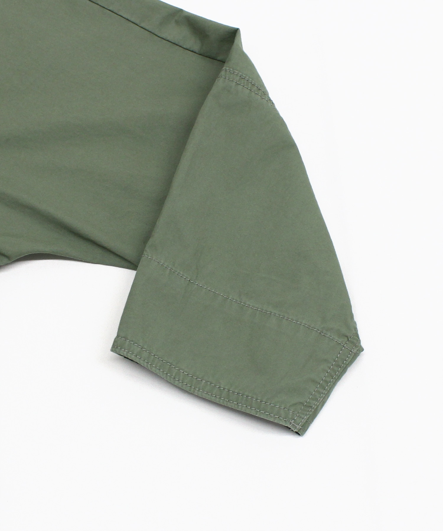 オリーブグリーン