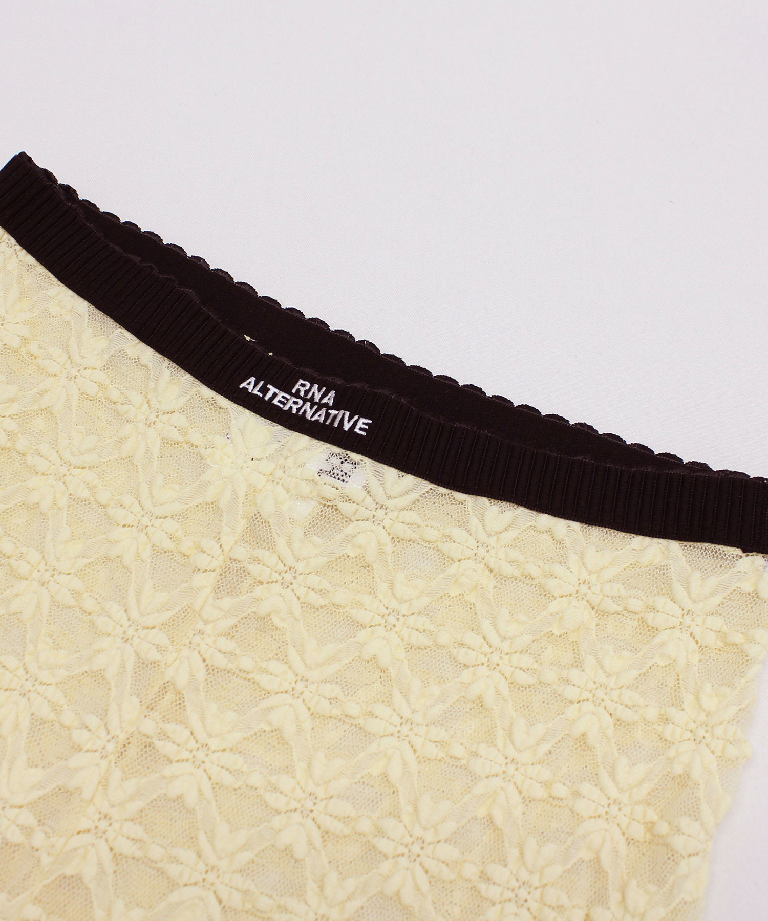 クリームイエロー