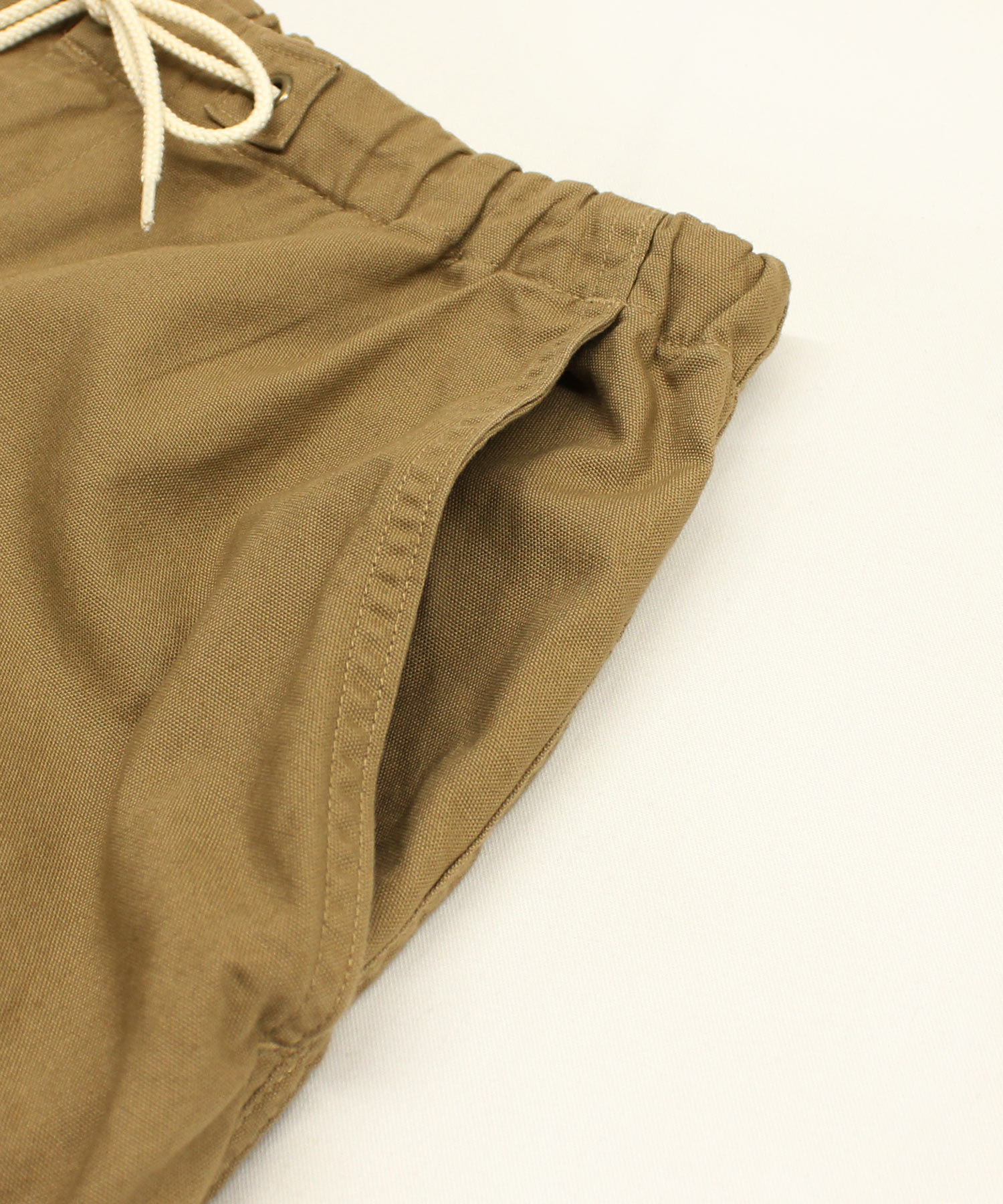 カーキベージュ