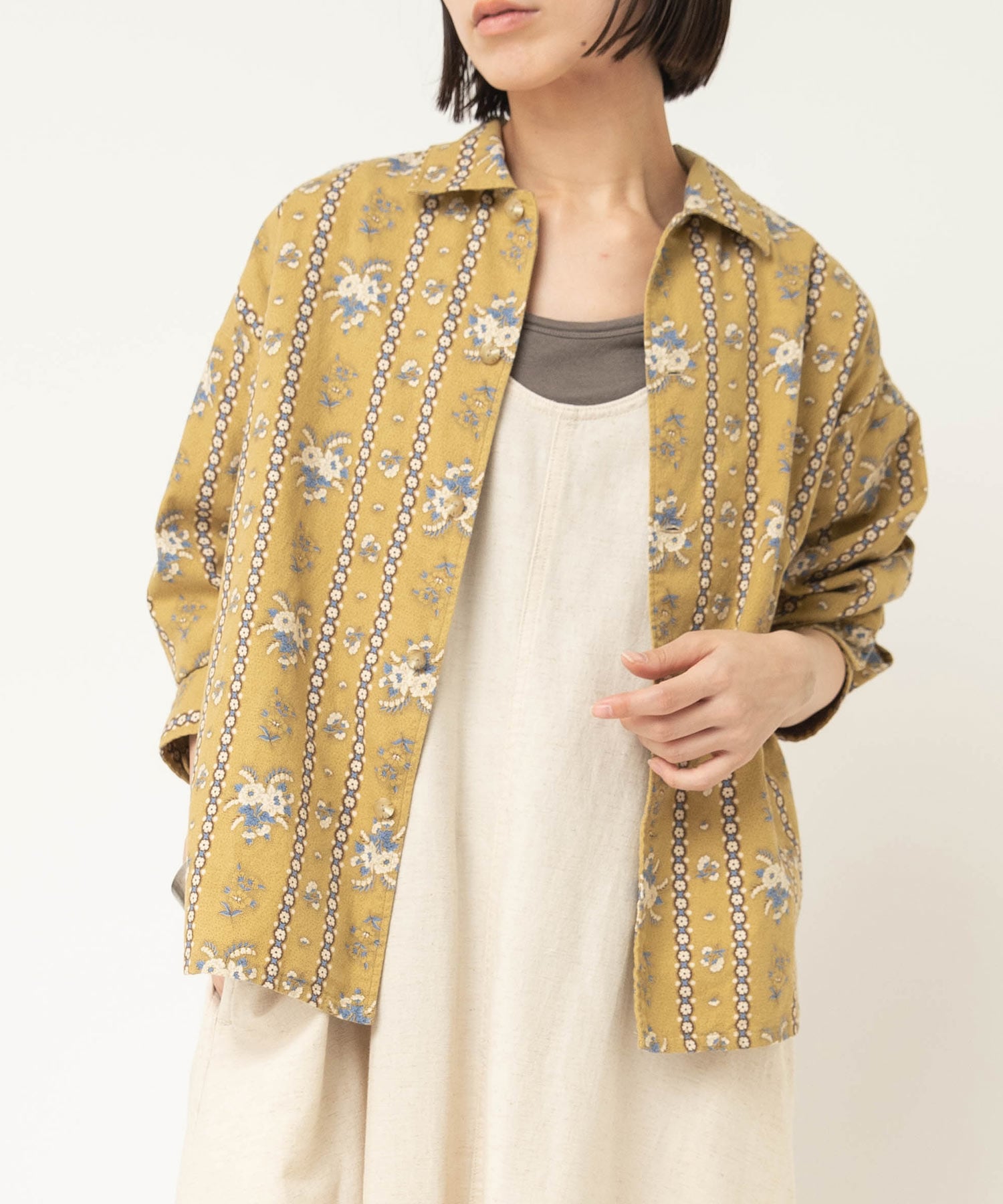 ベージュイエロー