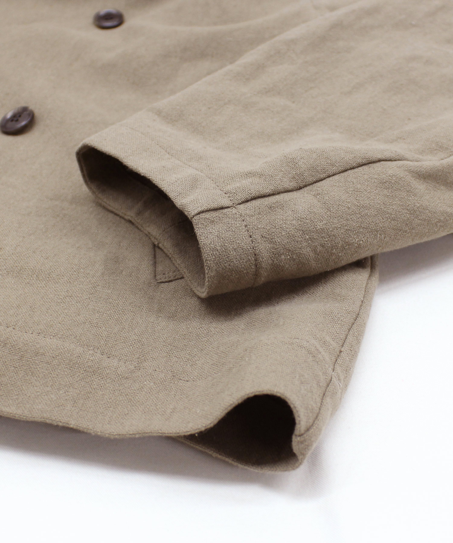 オリーブグリーン