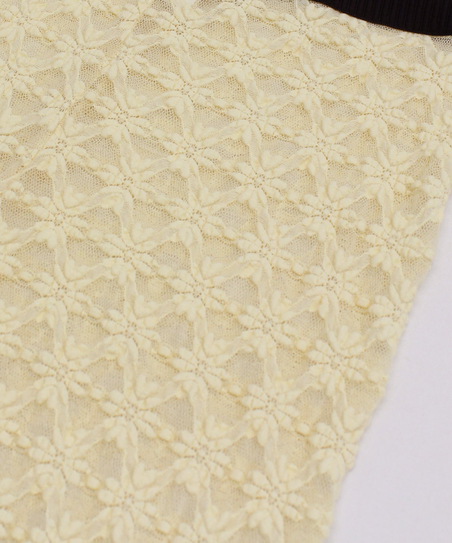 クリームイエロー