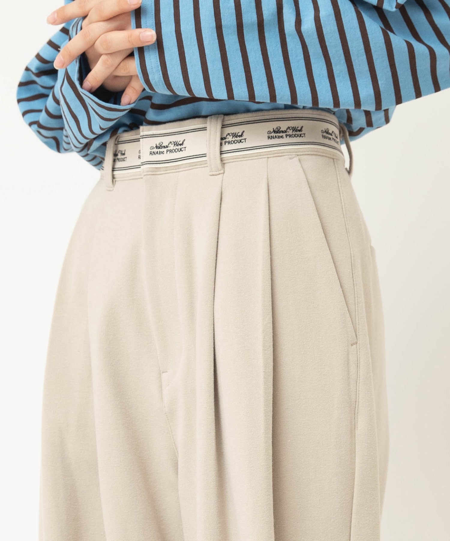 ライトベージュ