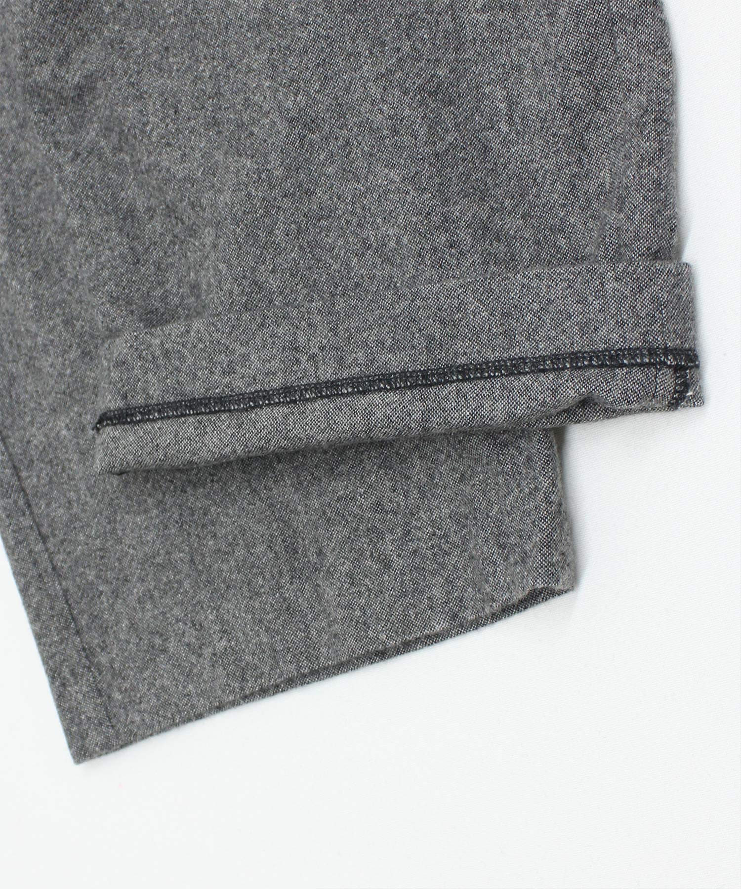 グレー