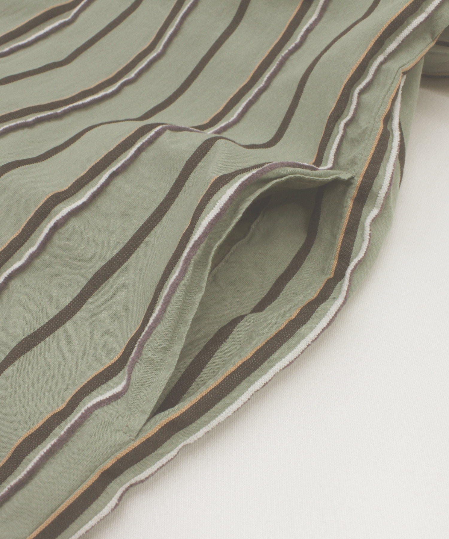 ダークブラウン