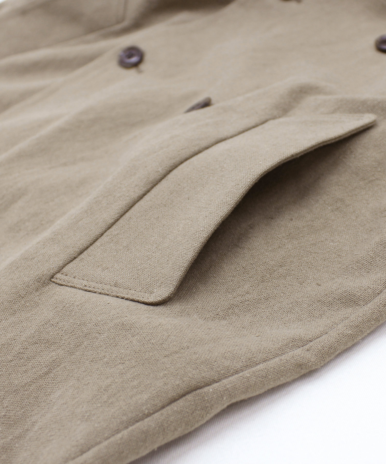 オリーブグリーン