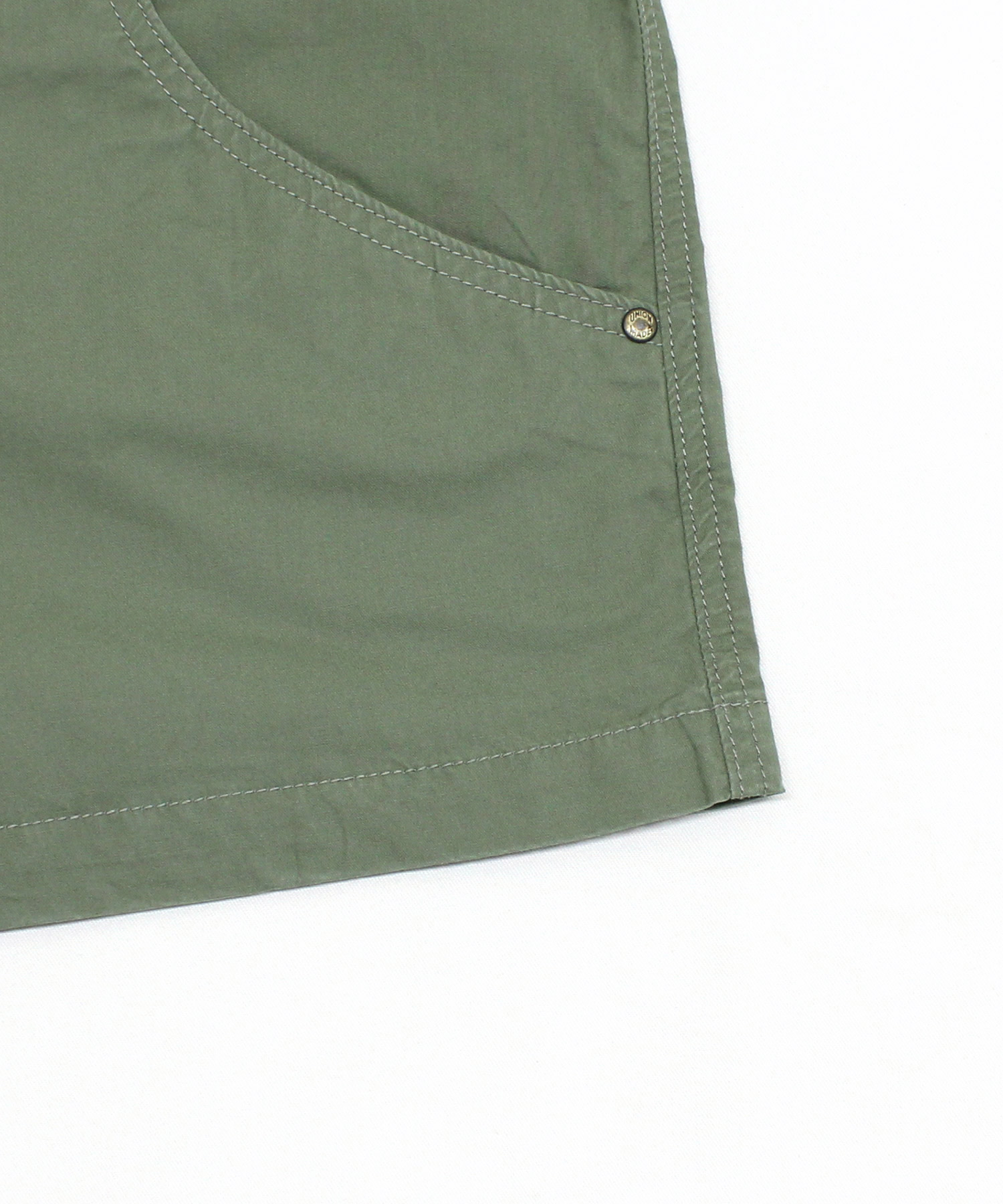 オリーブグリーン