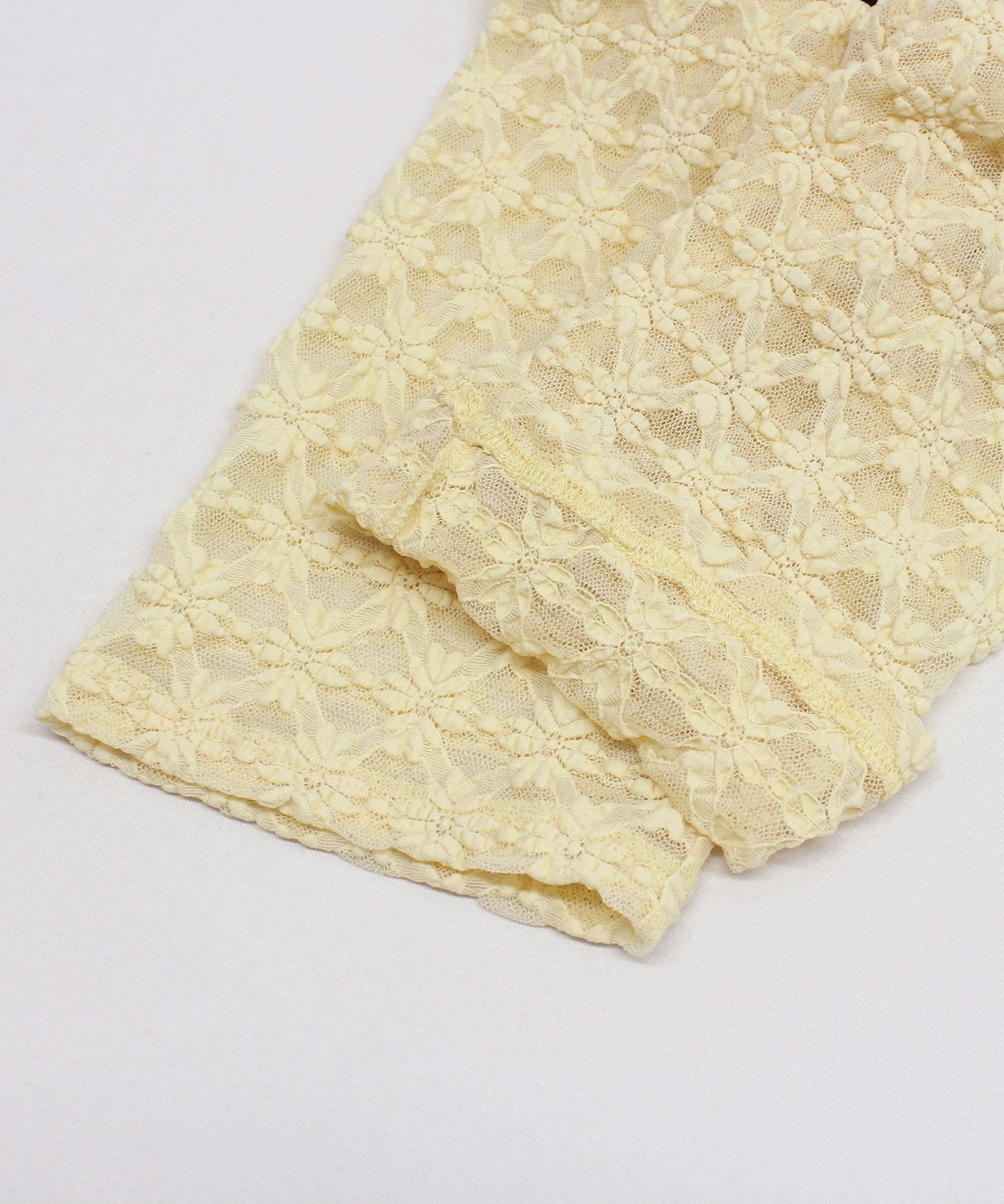 クリームイエロー