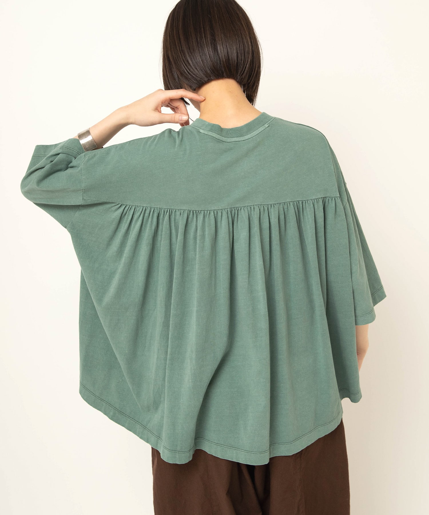 くすみグリーン