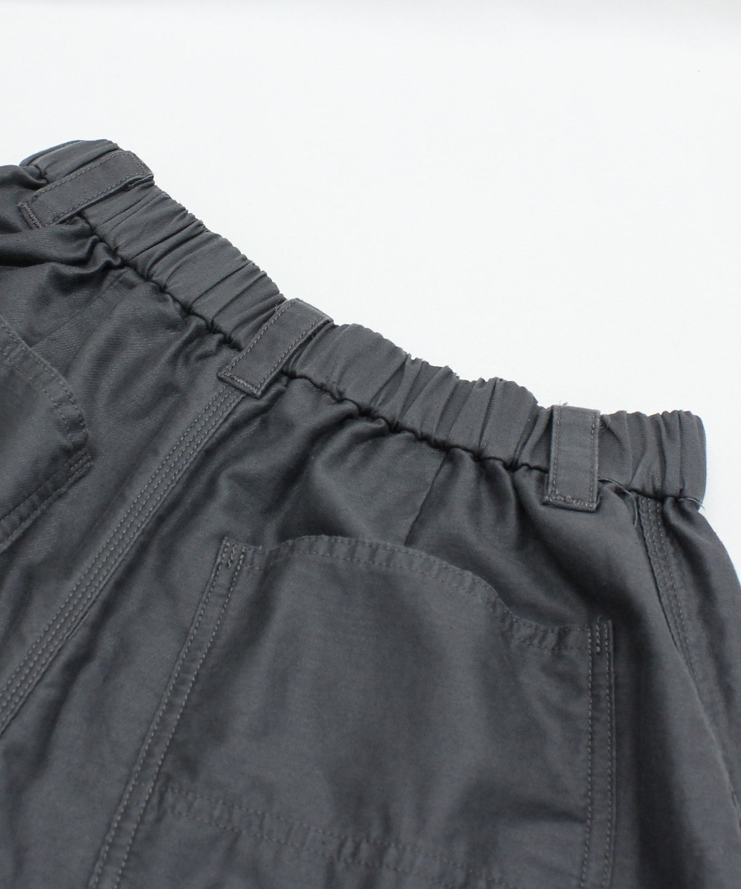 チャコールグレー