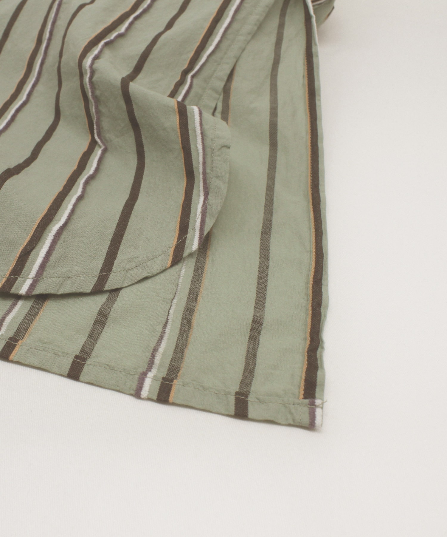 ダークブラウン