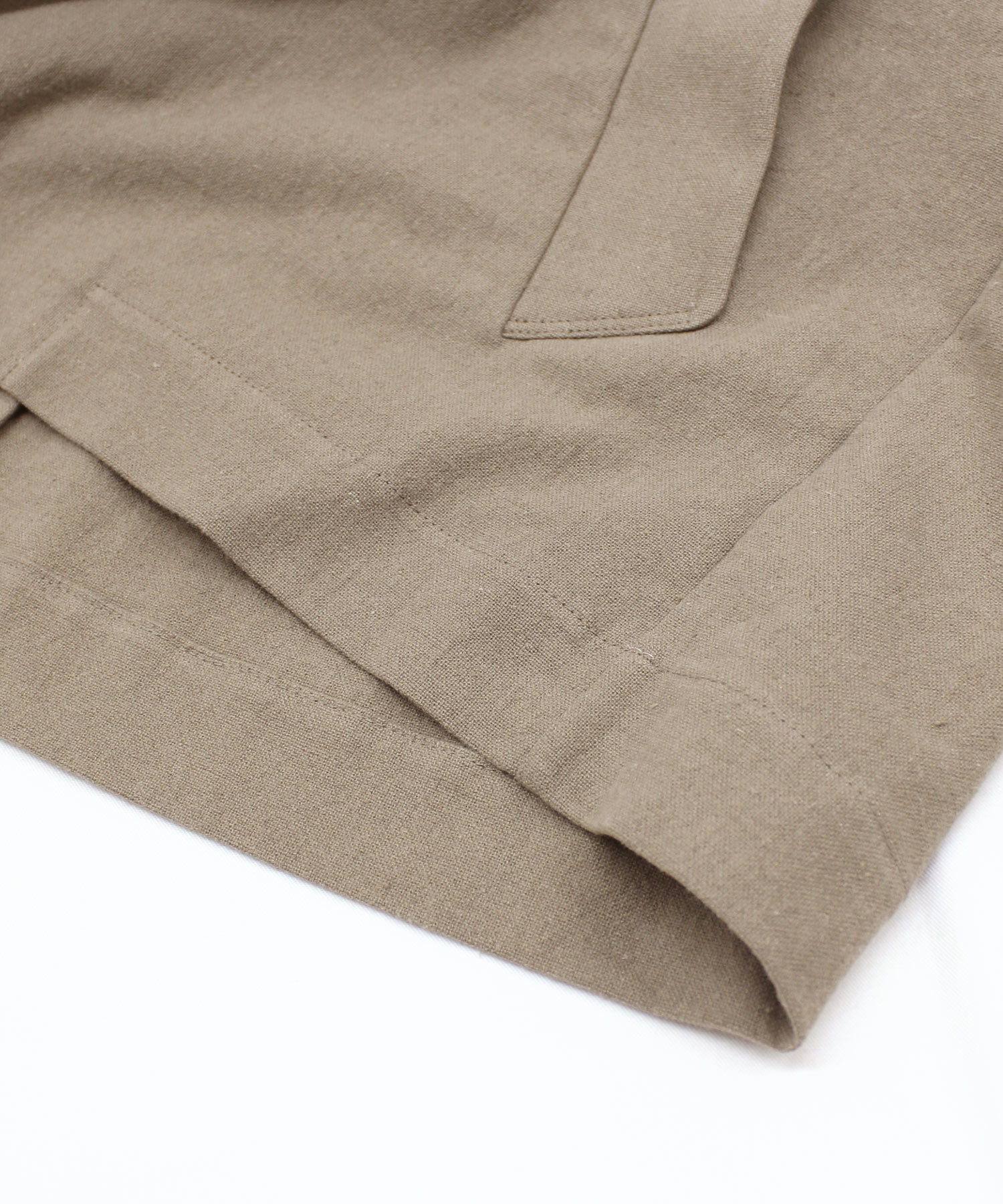 オリーブグリーン