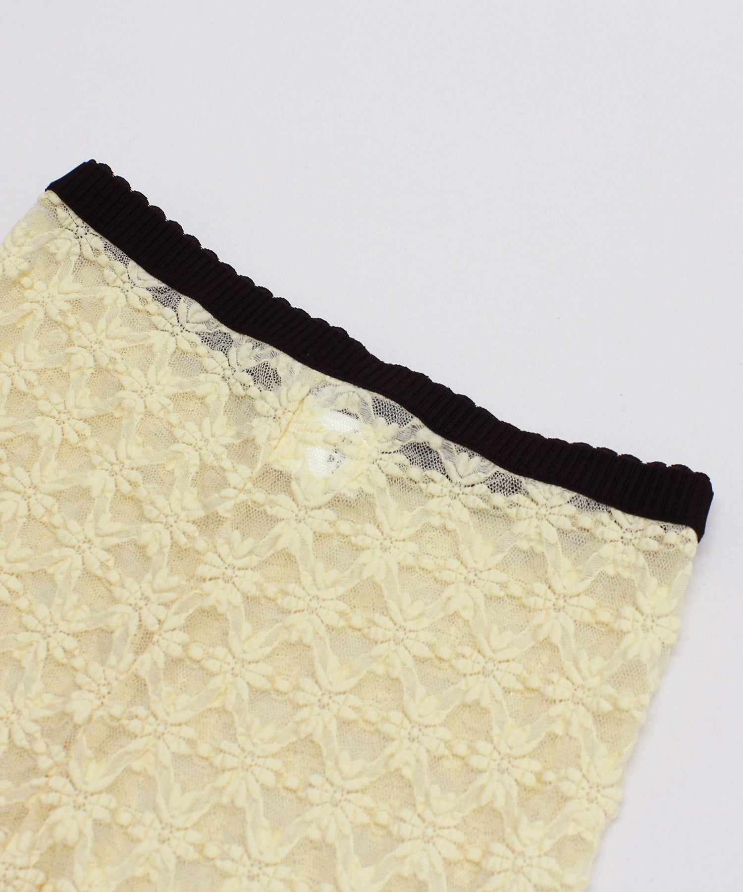 クリームイエロー