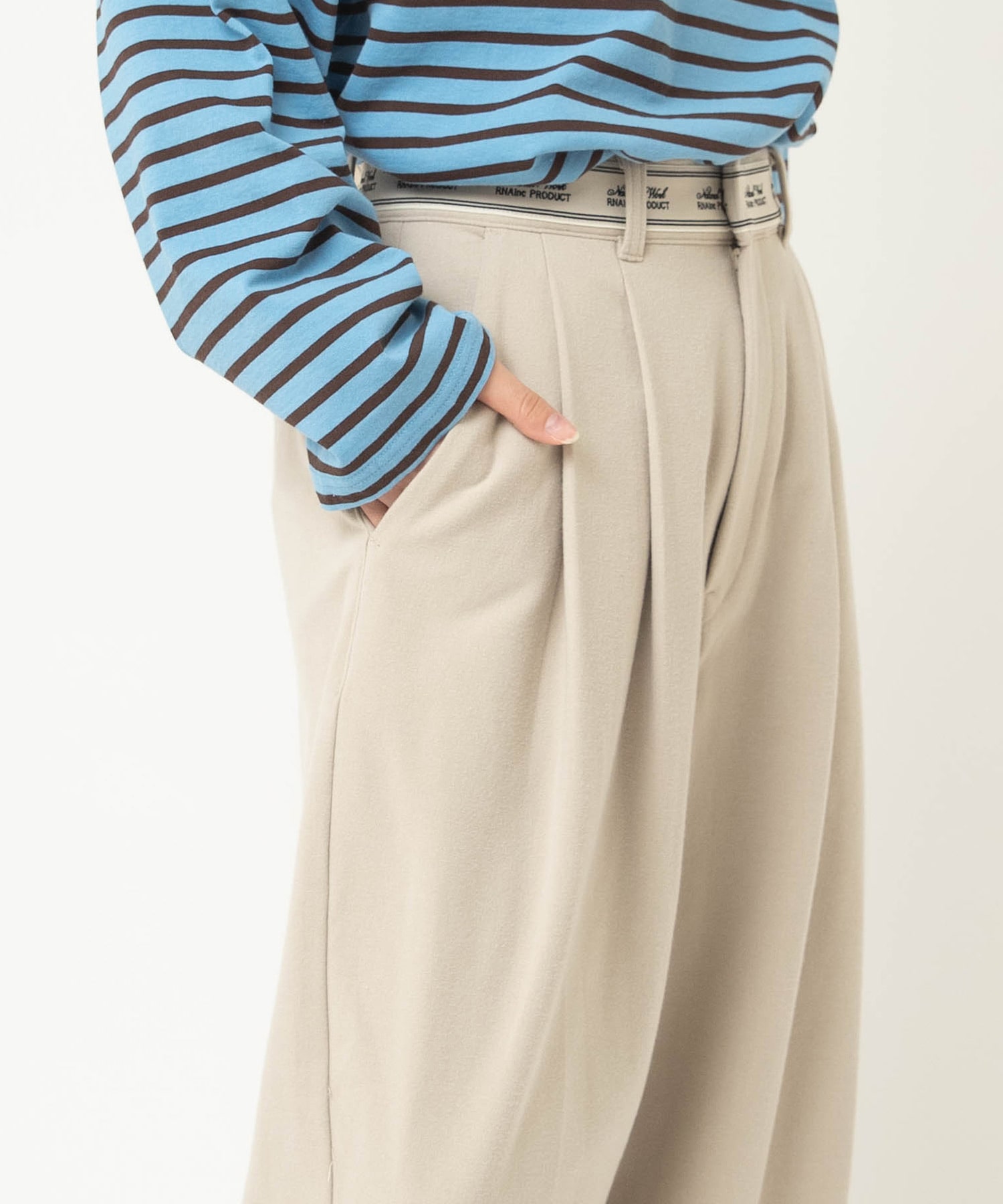 ライトベージュ