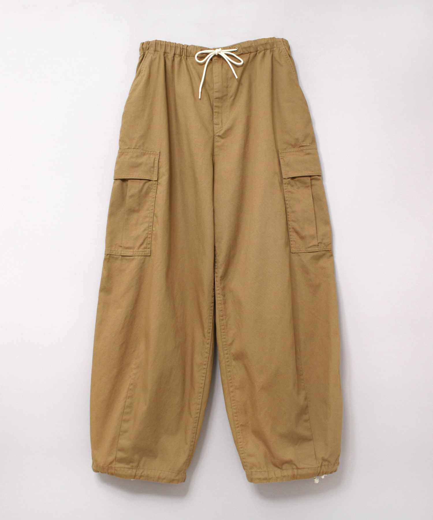 カーキベージュ