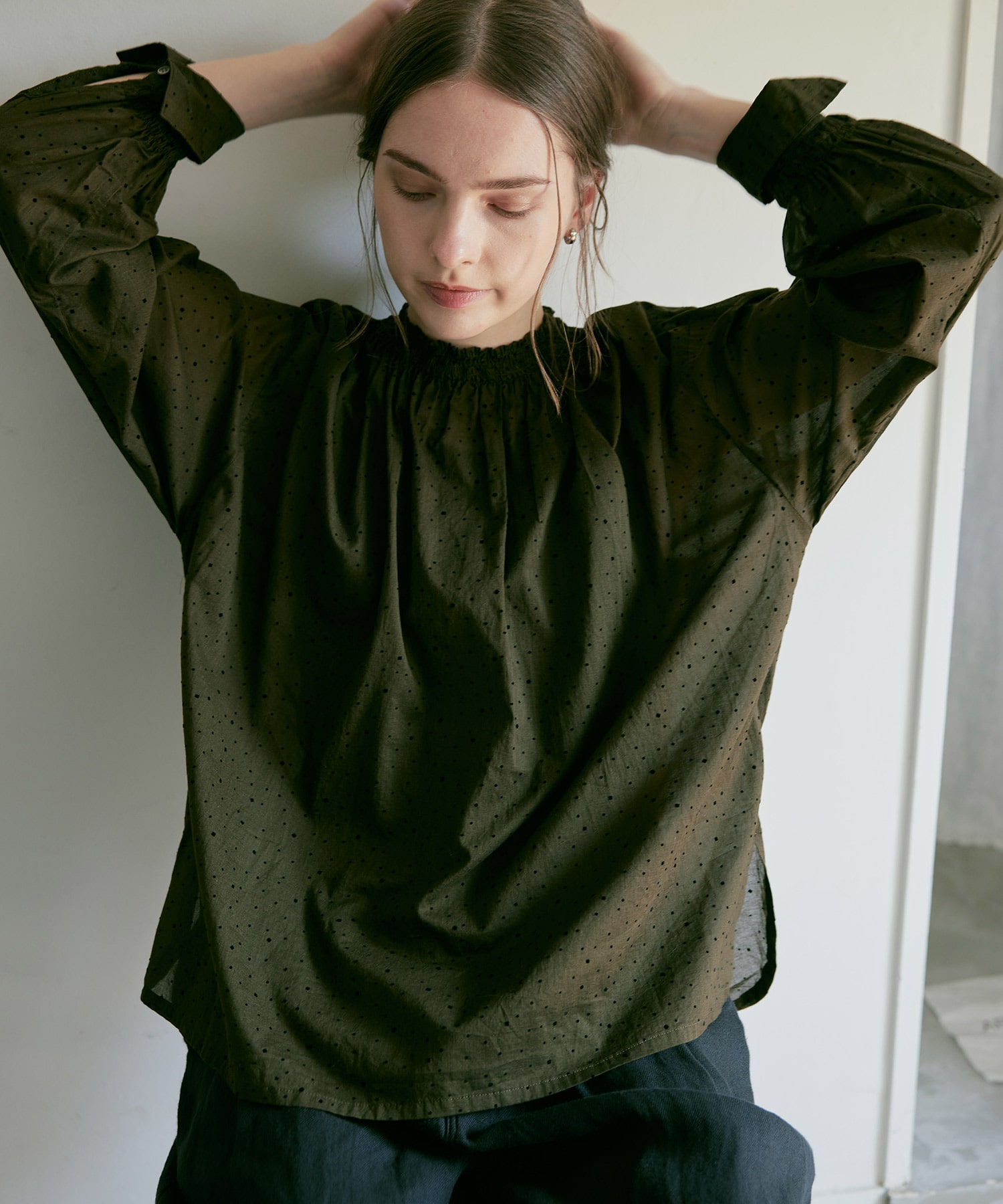 B2914 フロッキーランダムドットブラウス