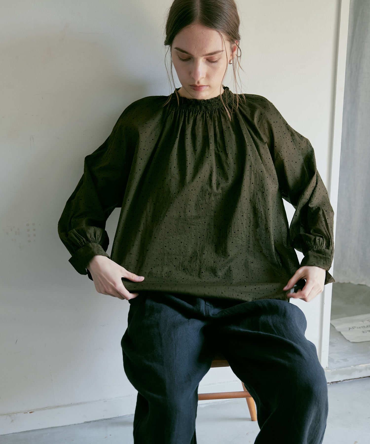 B2914 フロッキーランダムドットブラウス