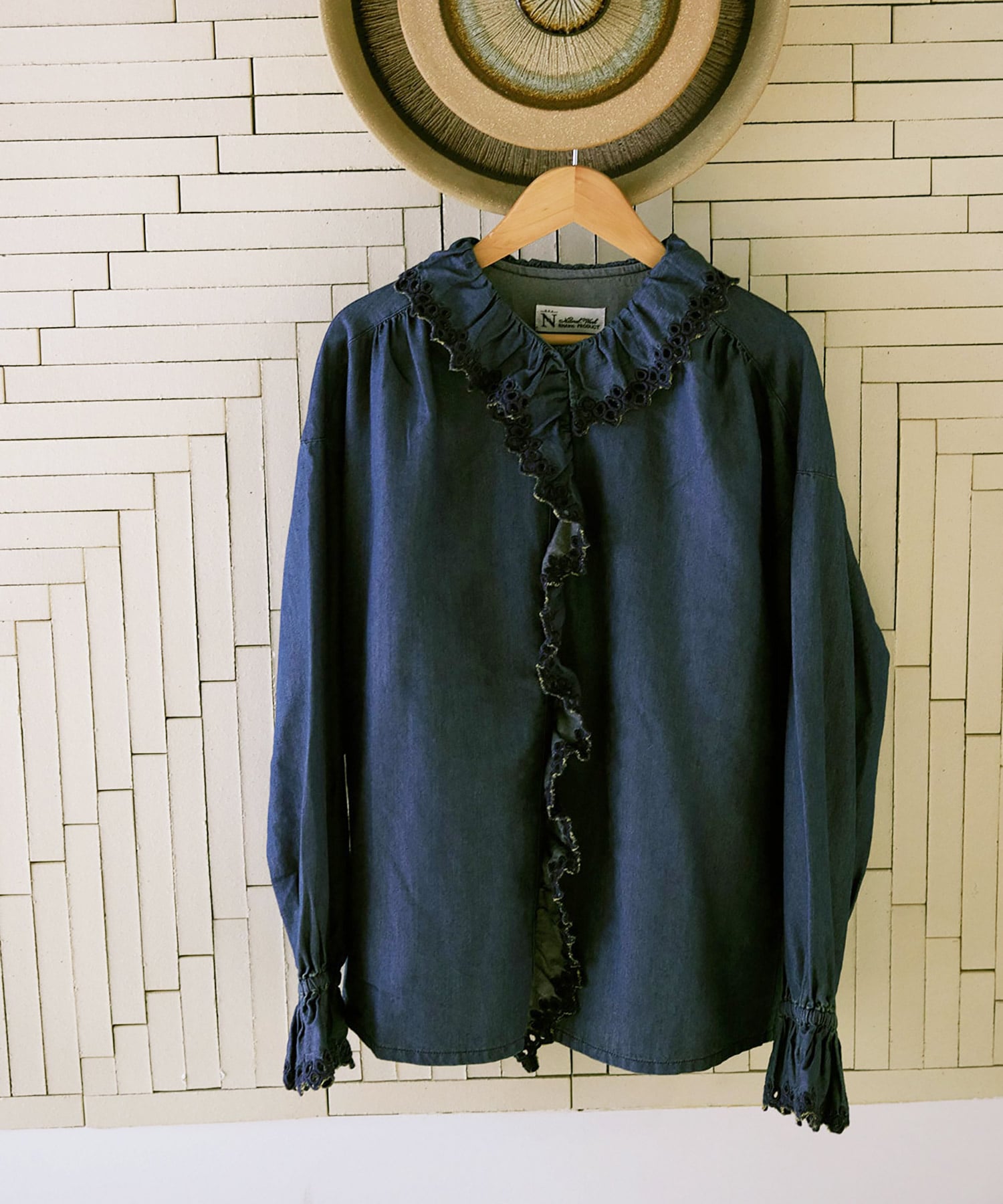 B2929 インディゴシャンブレーフリルシャツ