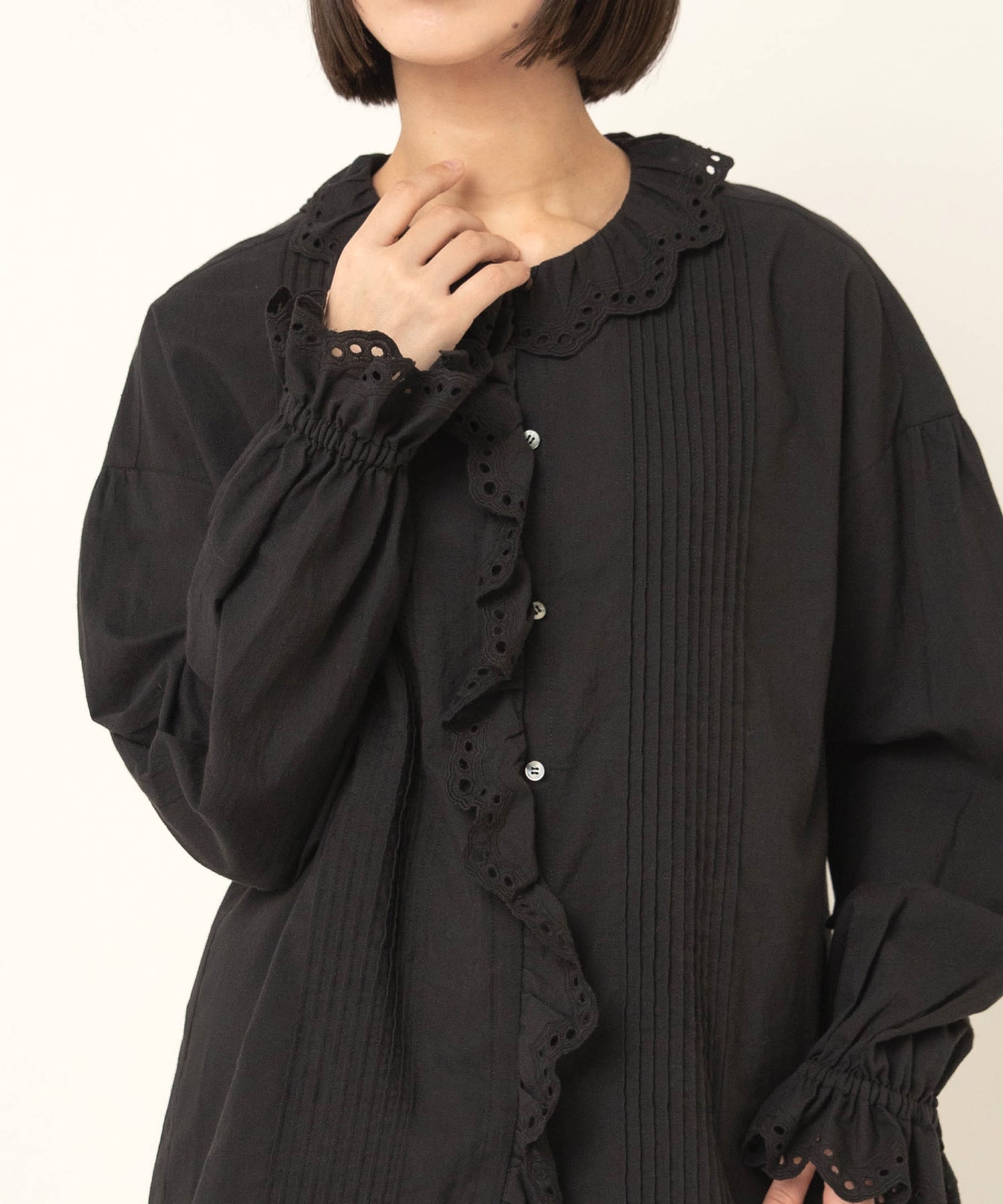 【2月中旬納期】B2935 レースカラーピンタックブラウス