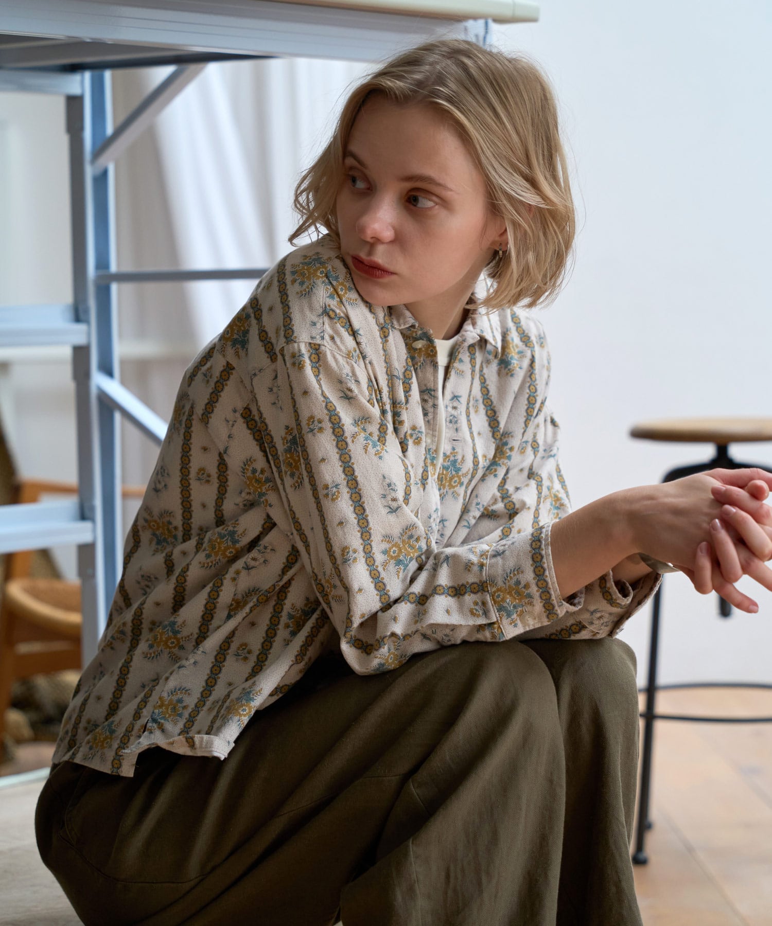 【2月中旬納期】B2937 フラワーストライプブルゾンシャツ