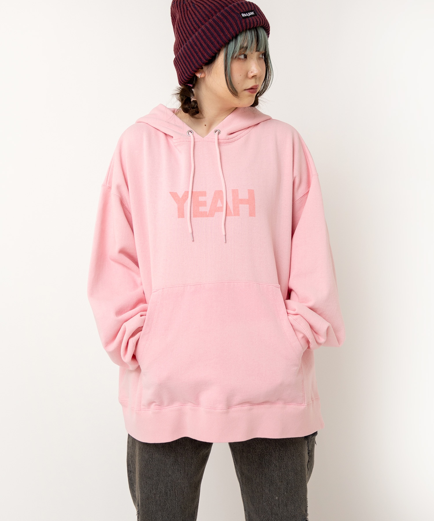 M2491 YEAHピグメントフーディー