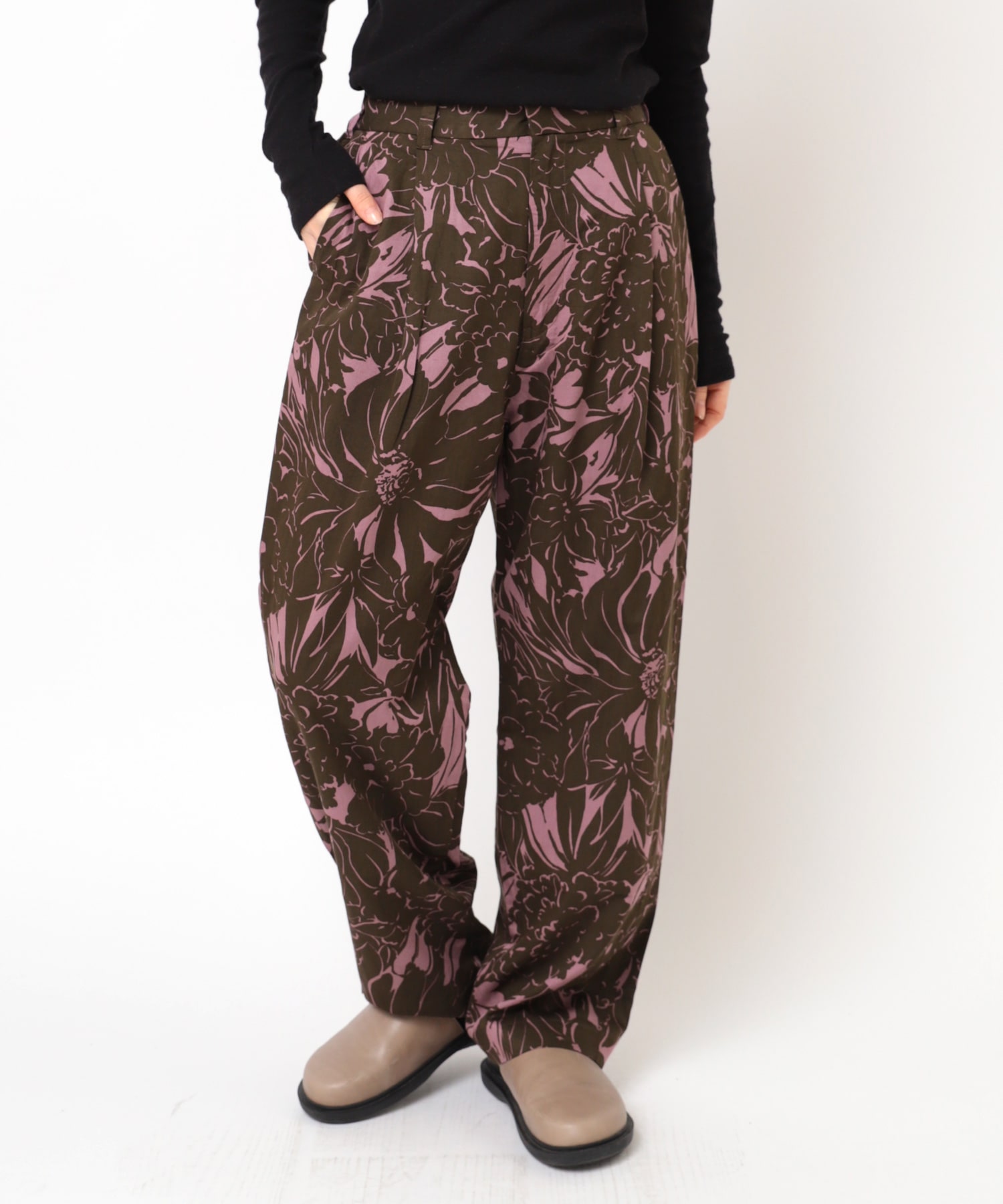 R4139 フラワープリントC/Rサテンパンツ