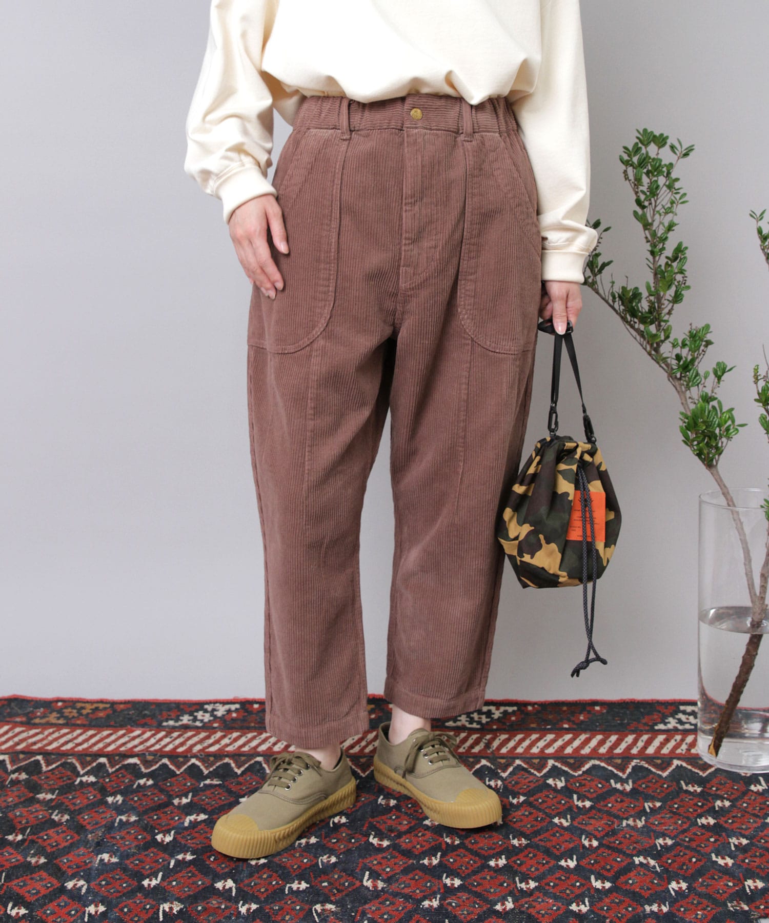 R4380 コーデュロイのクロップドパンツ