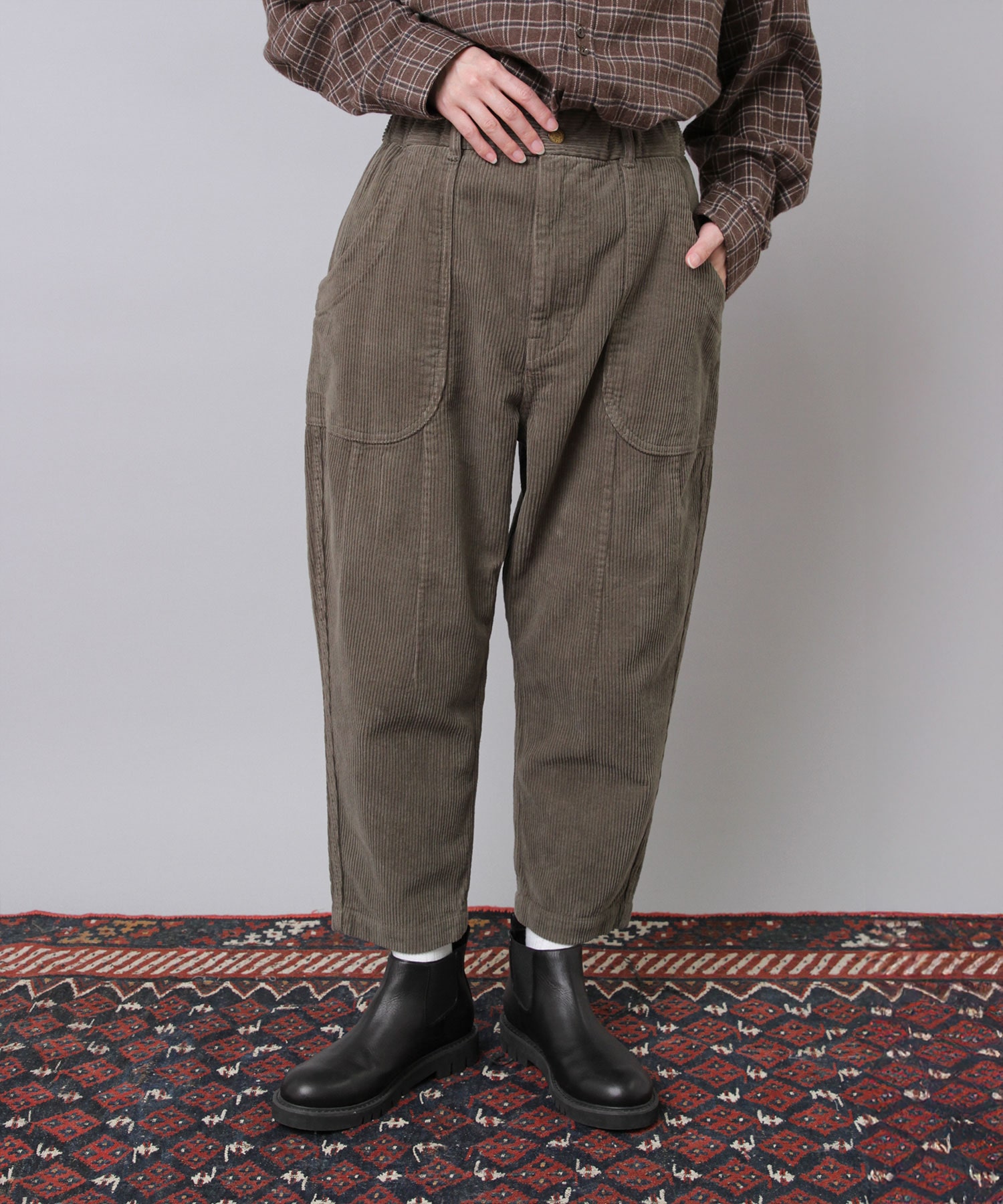 R4380 コーデュロイのクロップドパンツ