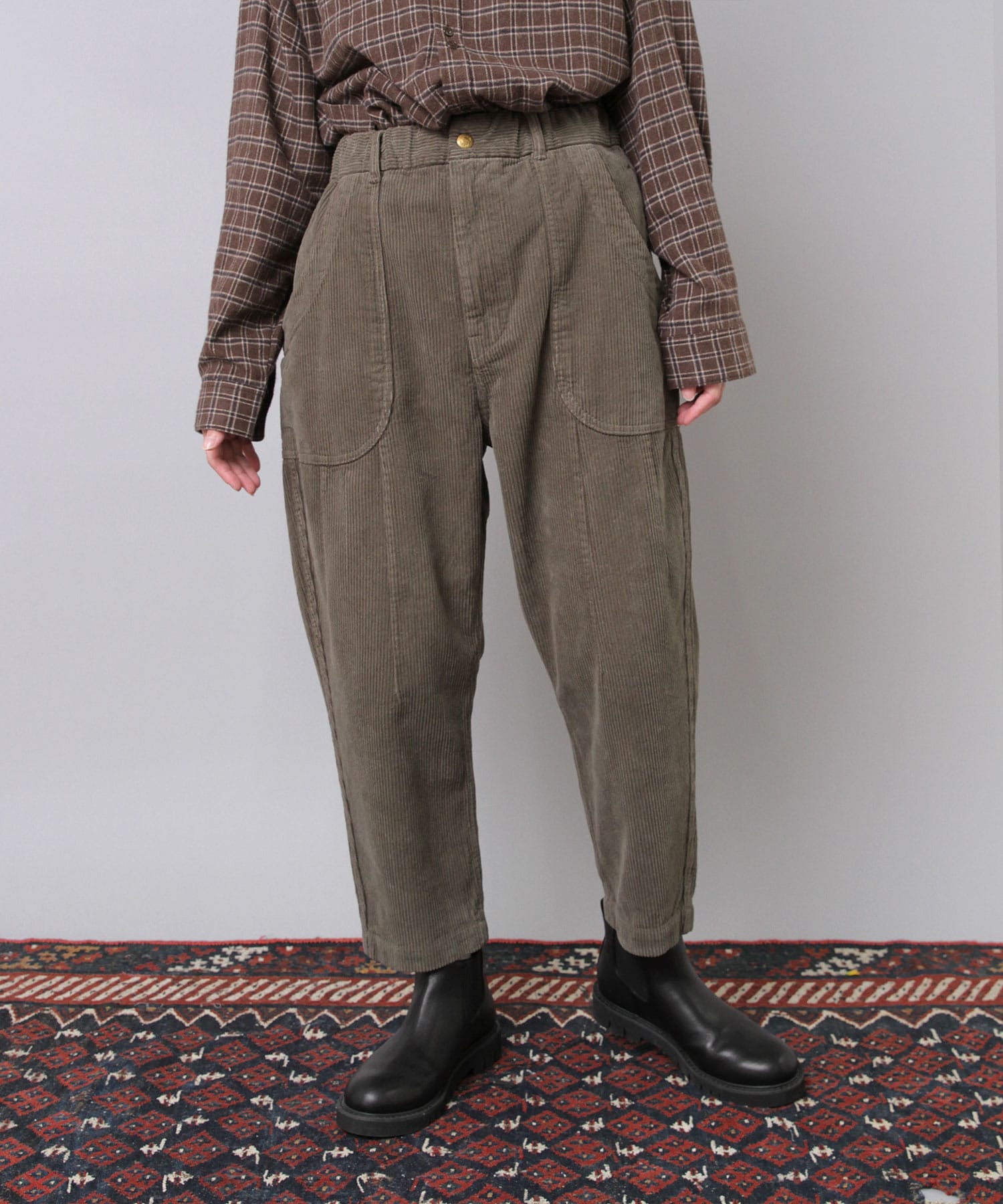 R4380 コーデュロイのクロップドパンツ