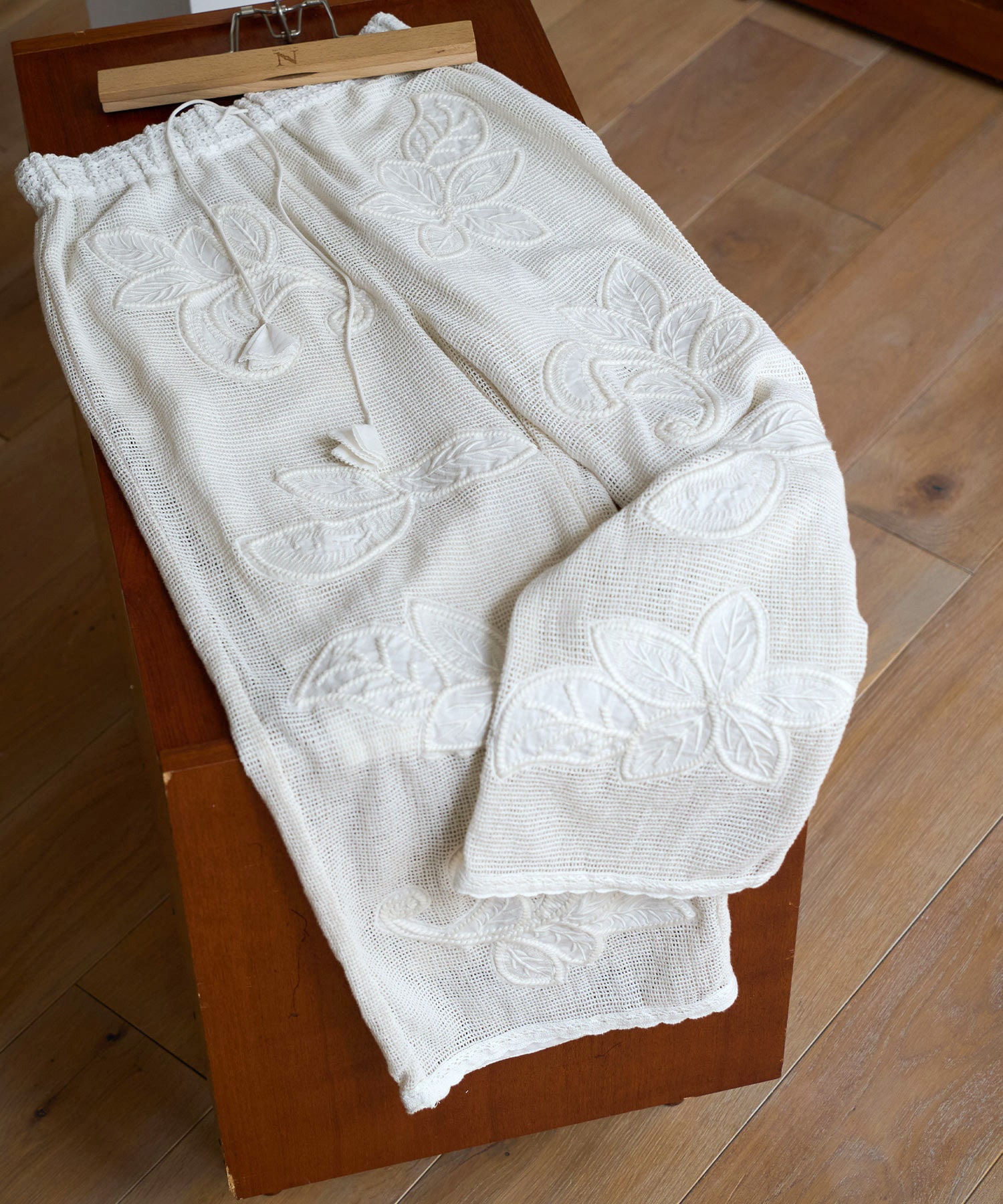 R4426 ボタニカル刺繍メッシュパンツ