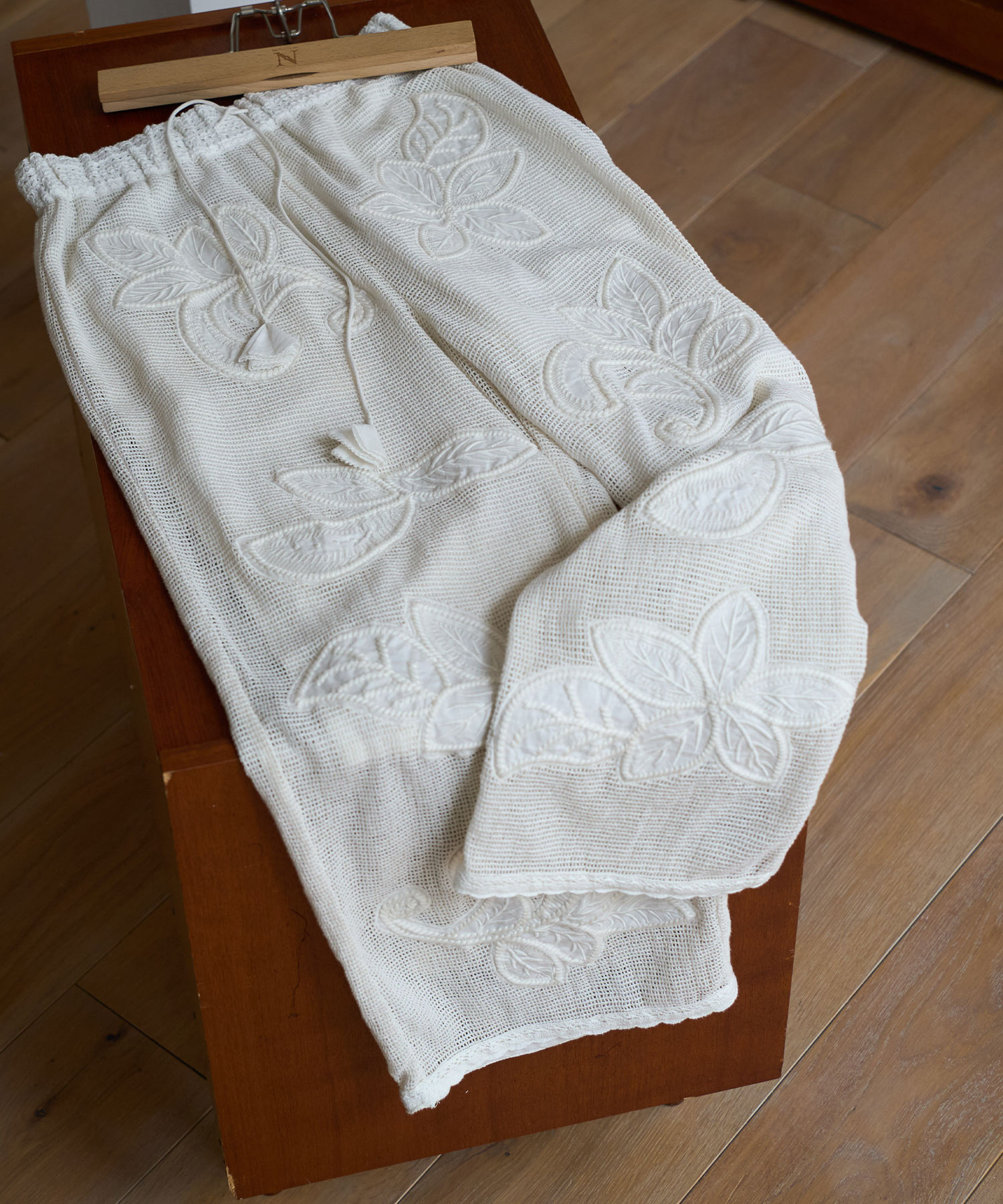 【3月下旬納期】R4426 ボタニカル刺繍メッシュパンツ