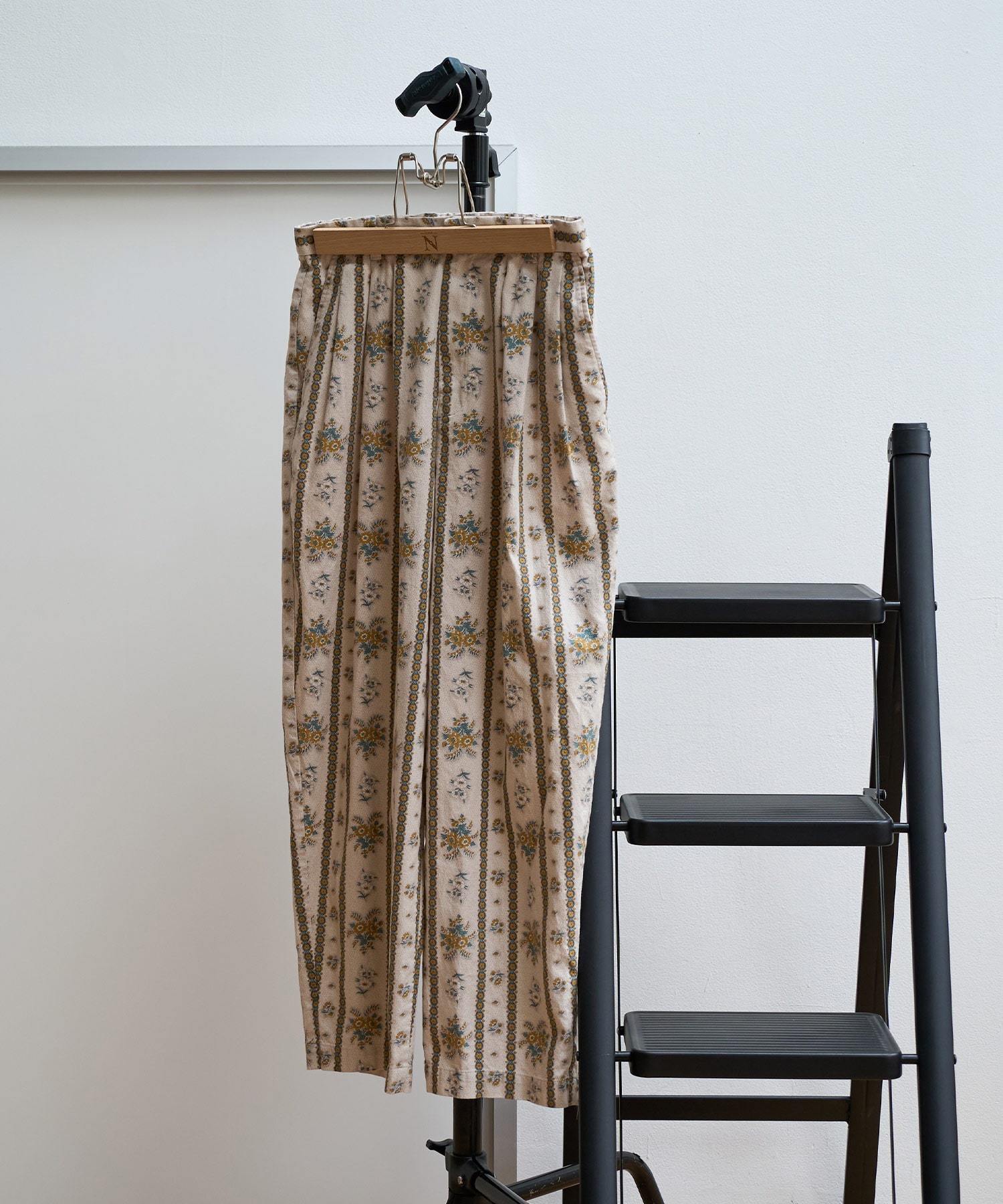 R4428 フラワーストライプ3タックパンツ