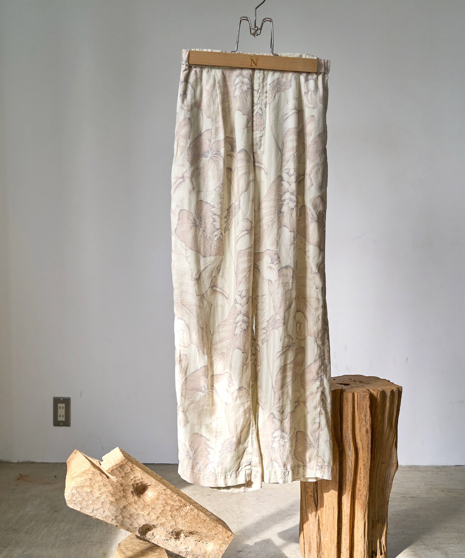 R4454 リーフストライプ柄パンツ