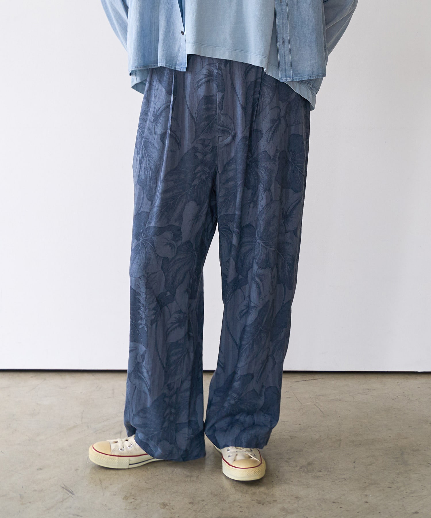 R4454 リーフストライプ柄パンツ