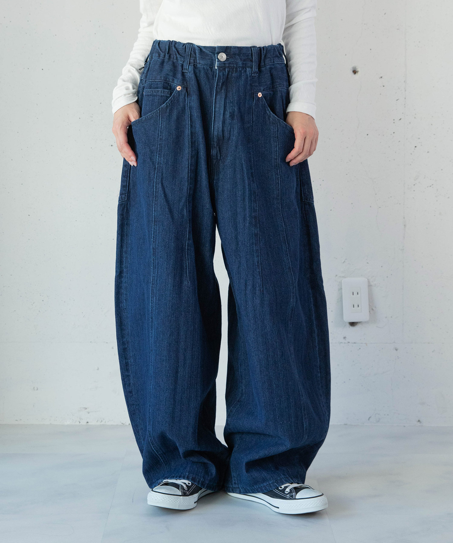 R4481 ワイドコクーンのヘリンボーンデニムパンツ